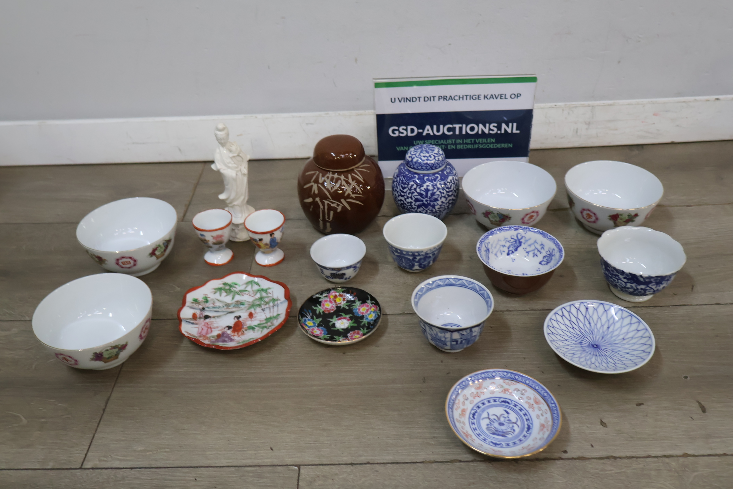 Assortiment klein porselein en keramiek met beeldje – foto 2 – kavel bij GSD Auctions, Zoeterwoude