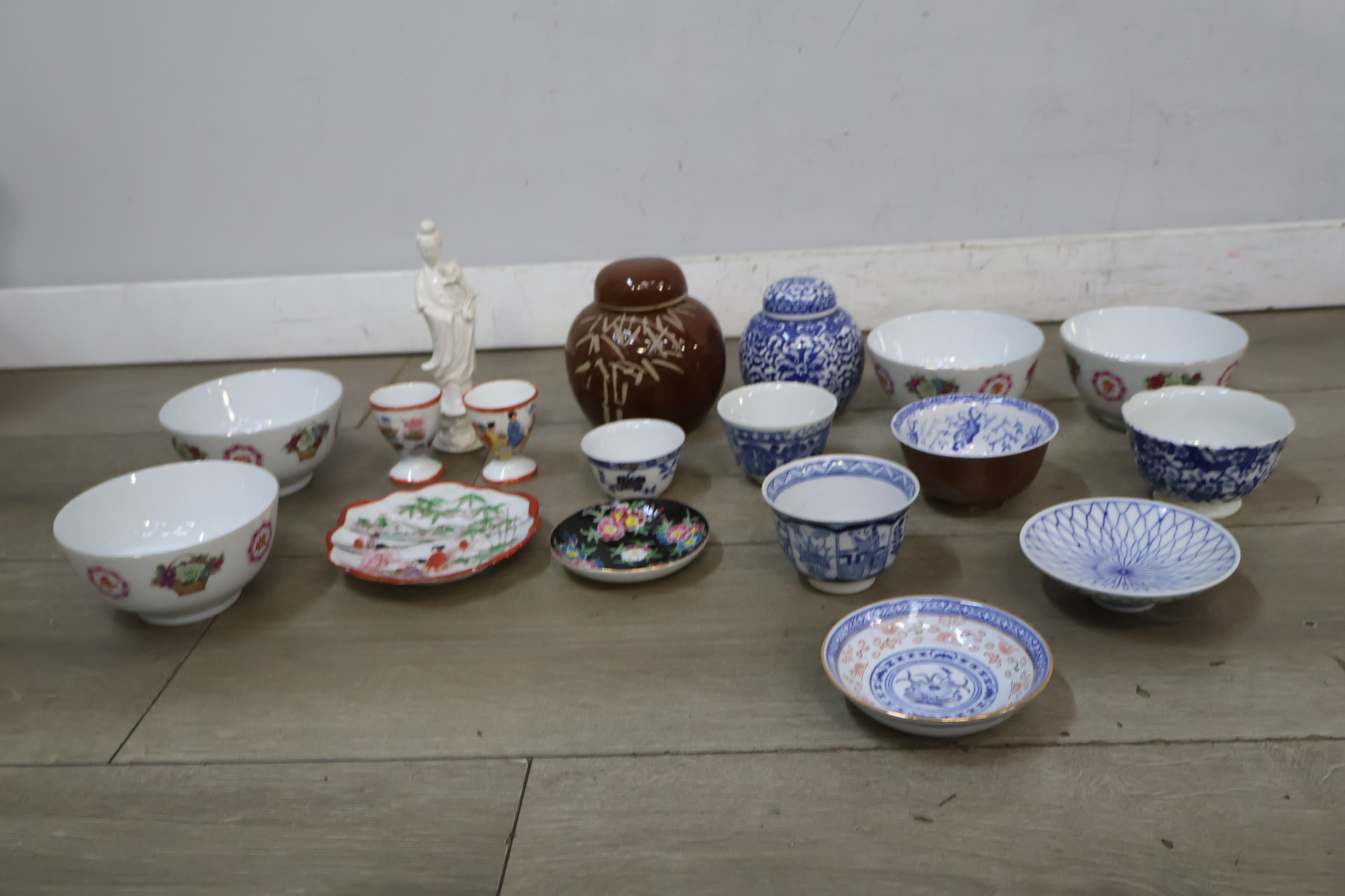 Assortiment klein porselein en keramiek met beeldje – foto 3 – kavel bij GSD Auctions, Zoeterwoude