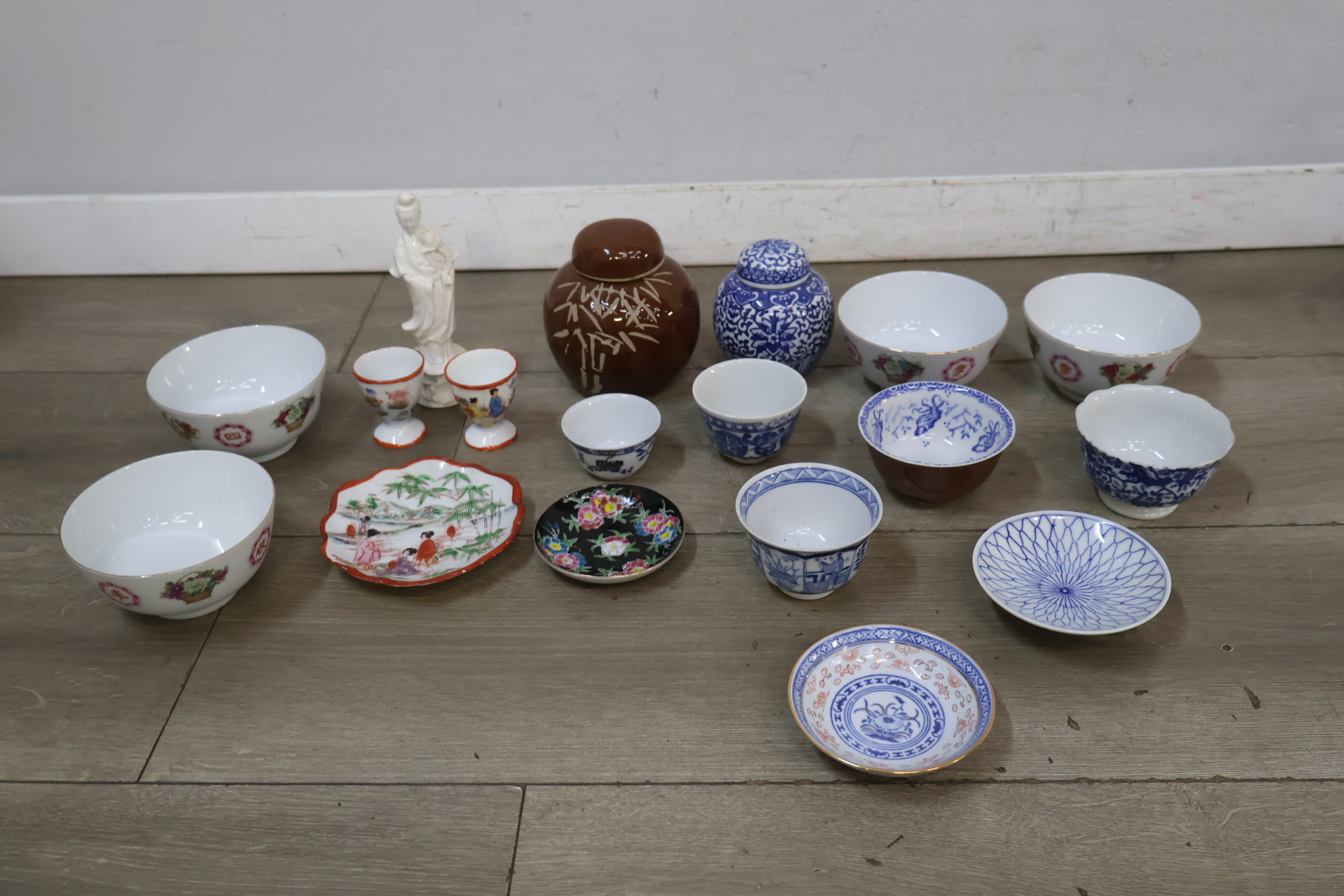 Assortiment klein porselein en keramiek met beeldje – foto 4 – kavel bij GSD Auctions, Zoeterwoude