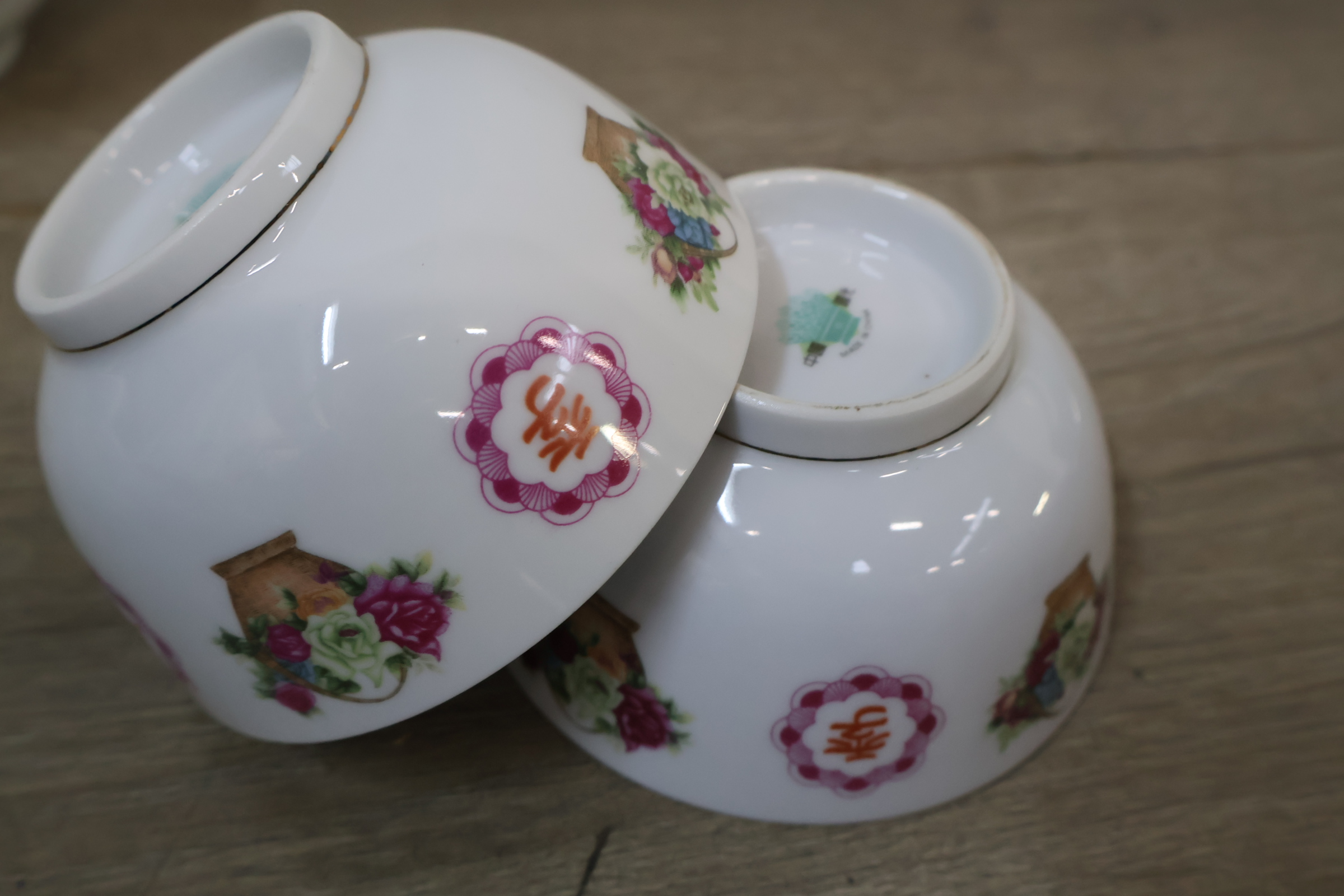 Assortiment klein porselein en keramiek met beeldje – foto 8 – kavel bij GSD Auctions, Zoeterwoude