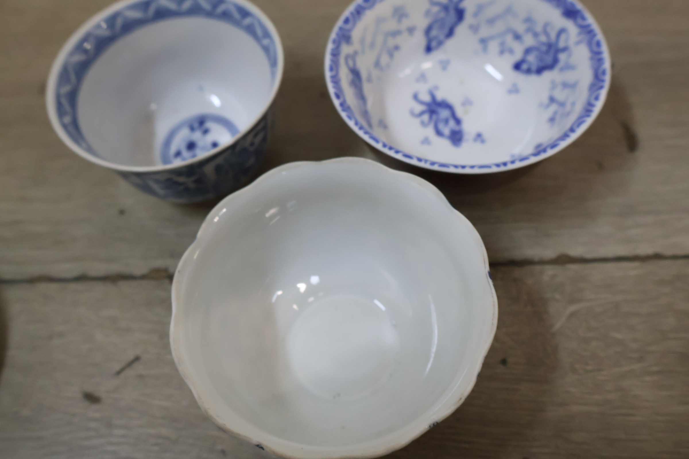 Assortiment klein porselein en keramiek met beeldje – foto 9 – kavel bij GSD Auctions, Zoeterwoude