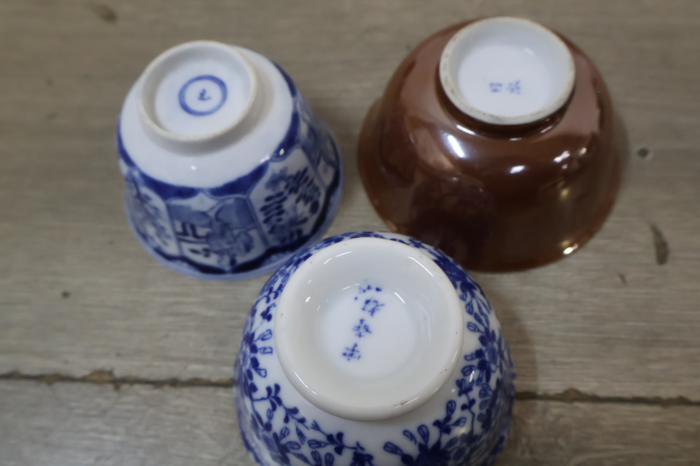Assortiment klein porselein en keramiek met beeldje – foto 10 – kavel bij GSD Auctions, Zoeterwoude