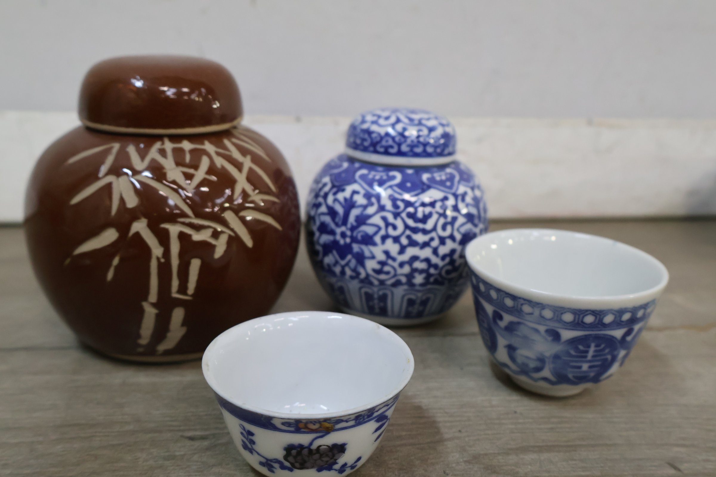 Assortiment klein porselein en keramiek met beeldje – foto 13 – kavel bij GSD Auctions, Zoeterwoude