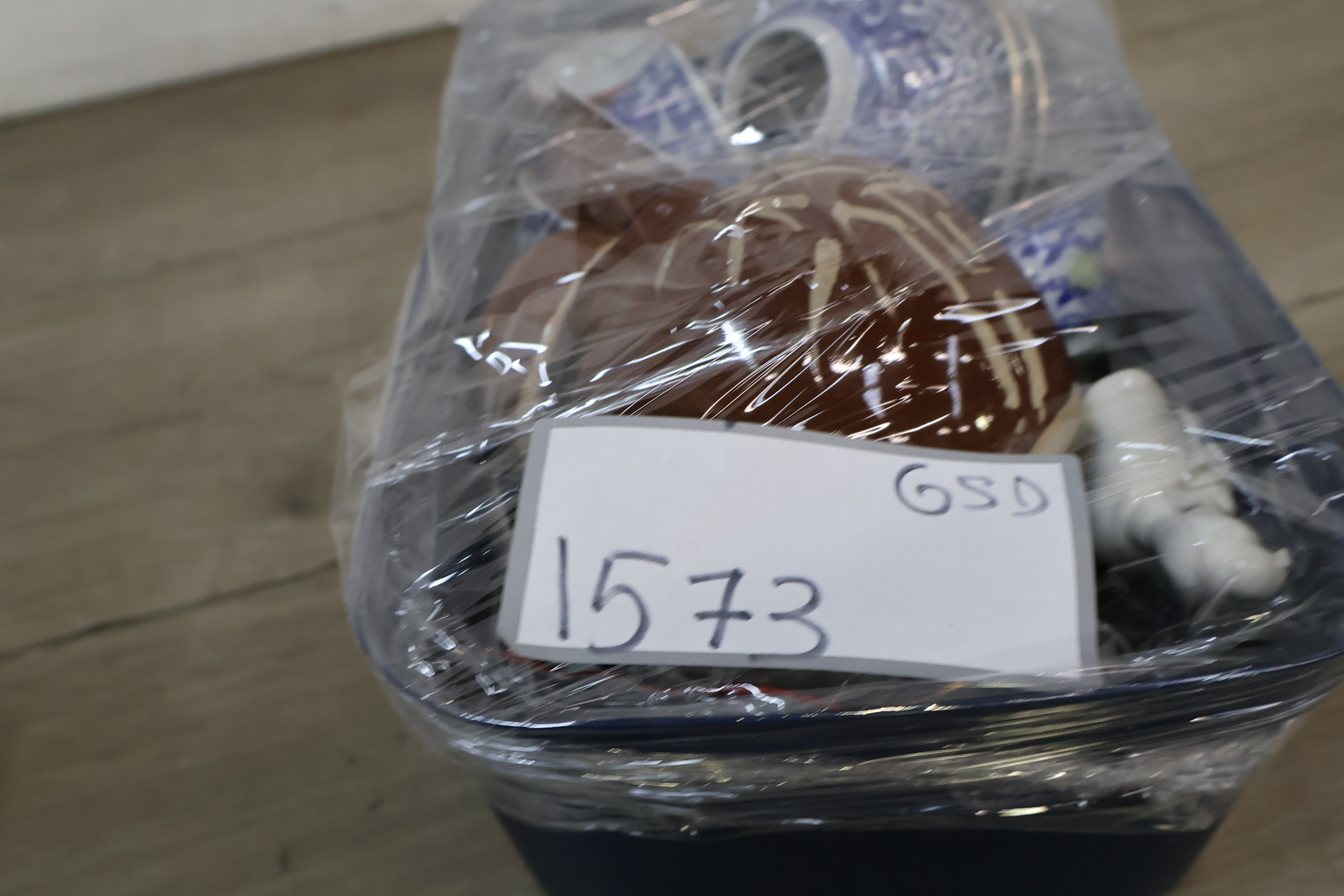 Assortiment klein porselein en keramiek met beeldje – foto 20 – kavel bij GSD Auctions, Zoeterwoude