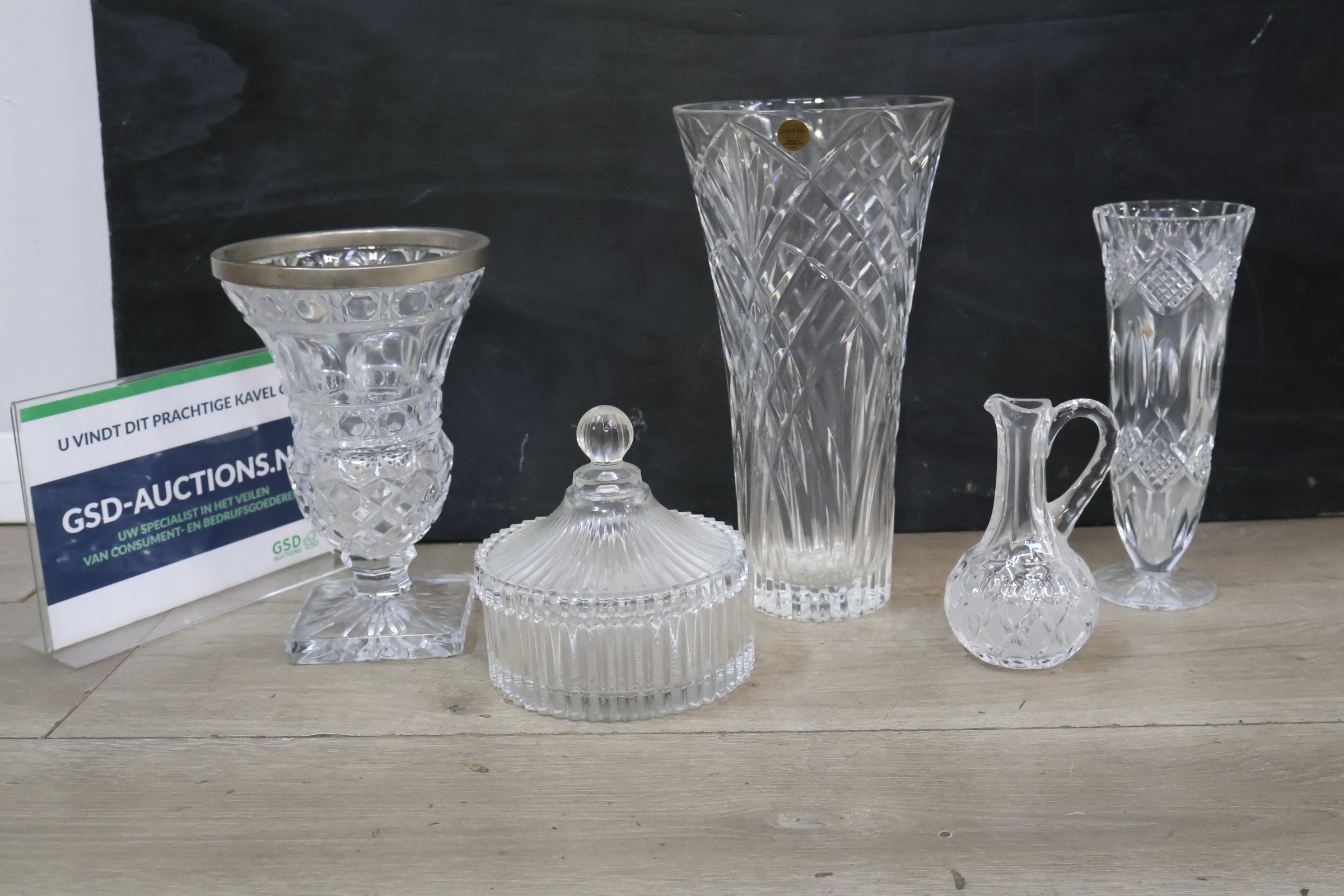 Set van vijf geslepen kristallen vazen en een dekseldoos – foto 2 – kavel bij GSD Auctions, Zoeterwoude