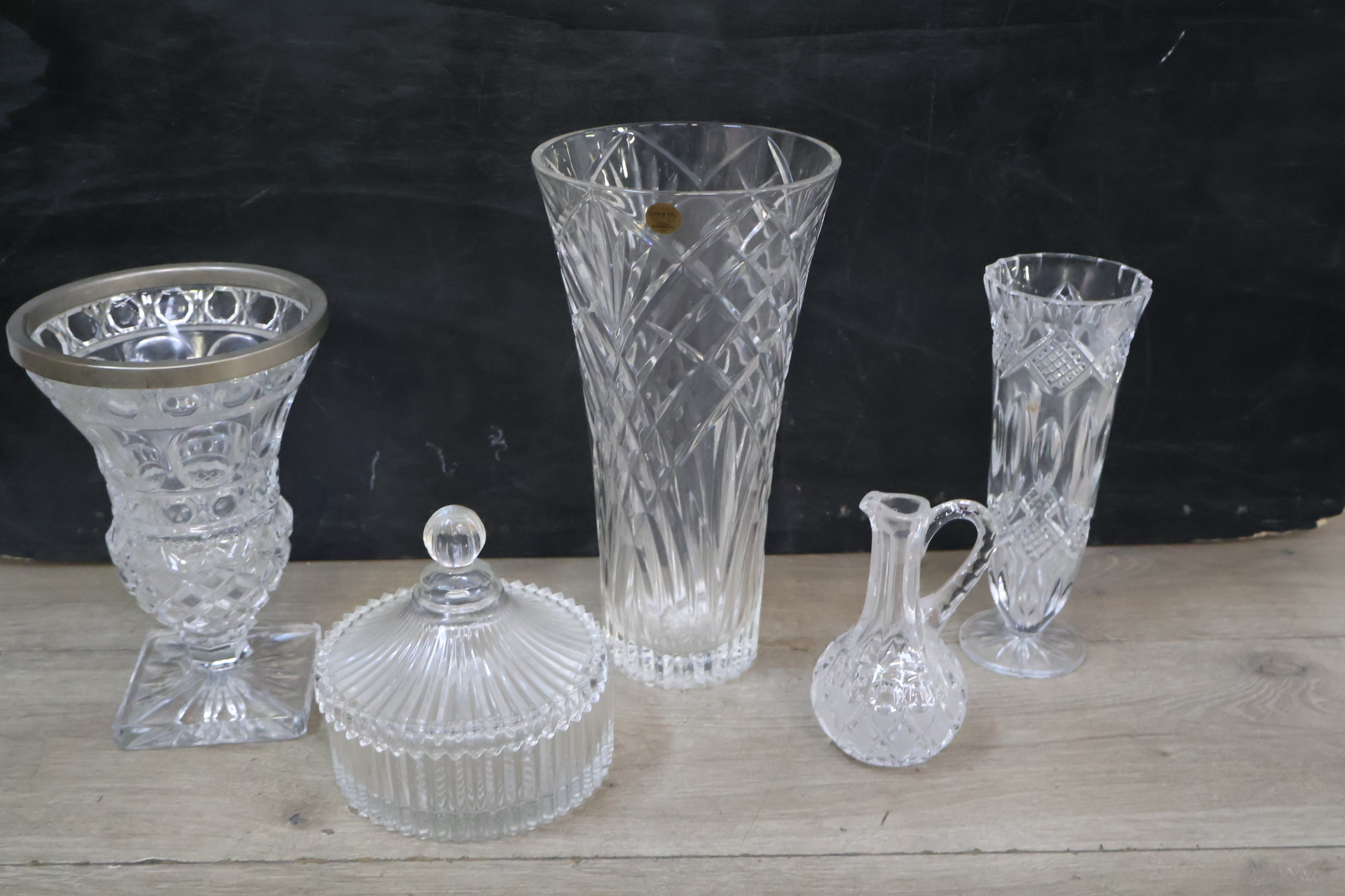 Set van vijf geslepen kristallen vazen en een dekseldoos – foto 3 – kavel bij GSD Auctions, Zoeterwoude