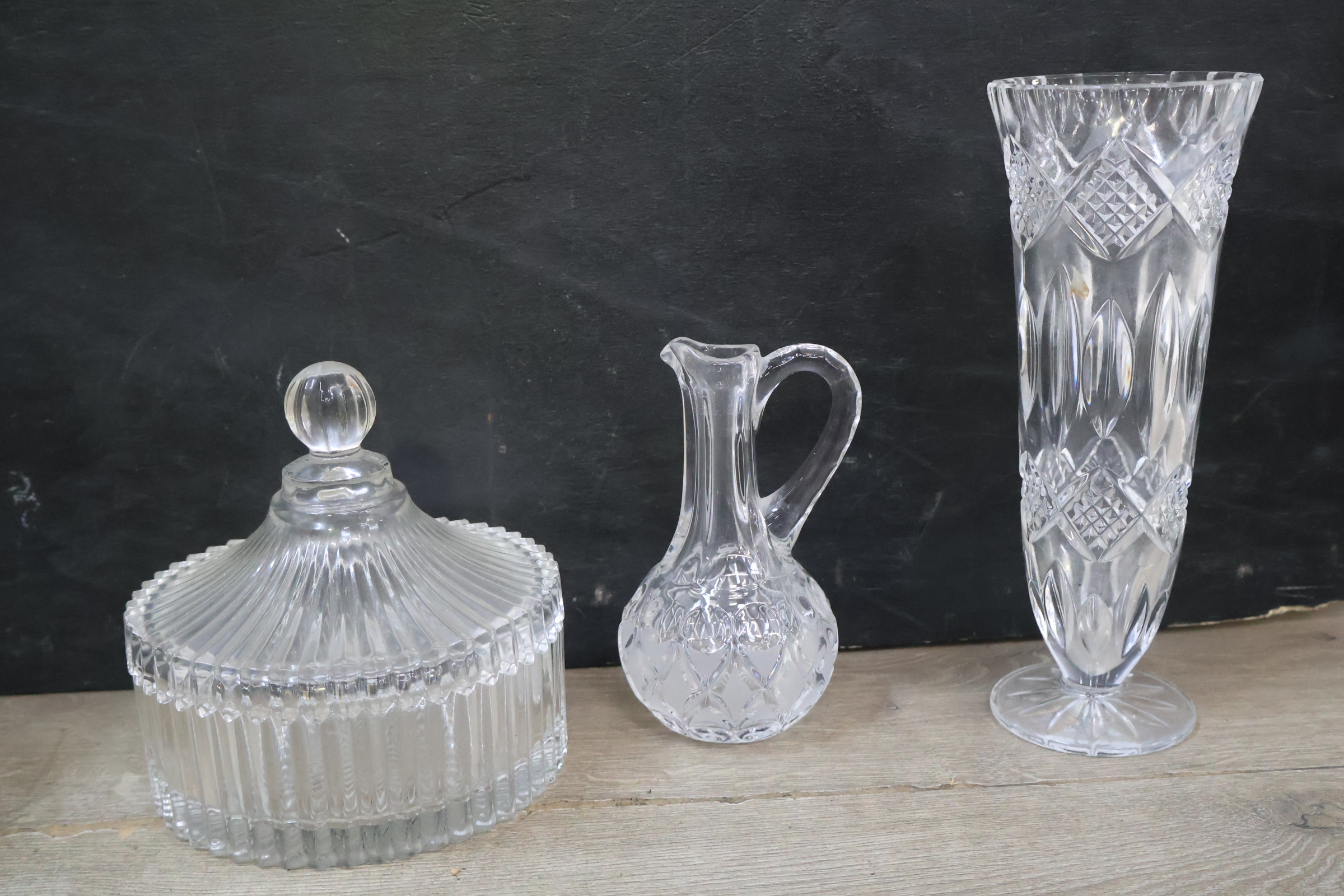 Set van vijf geslepen kristallen vazen en een dekseldoos – foto 4 – kavel bij GSD Auctions, Zoeterwoude