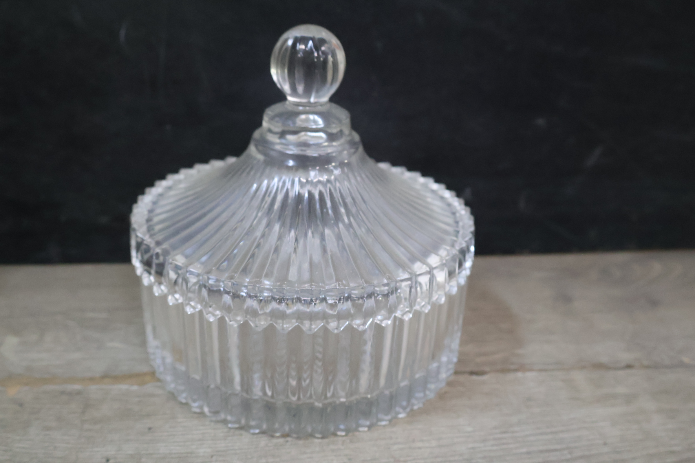 Set van vijf geslepen kristallen vazen en een dekseldoos – foto 7 – kavel bij GSD Auctions, Zoeterwoude