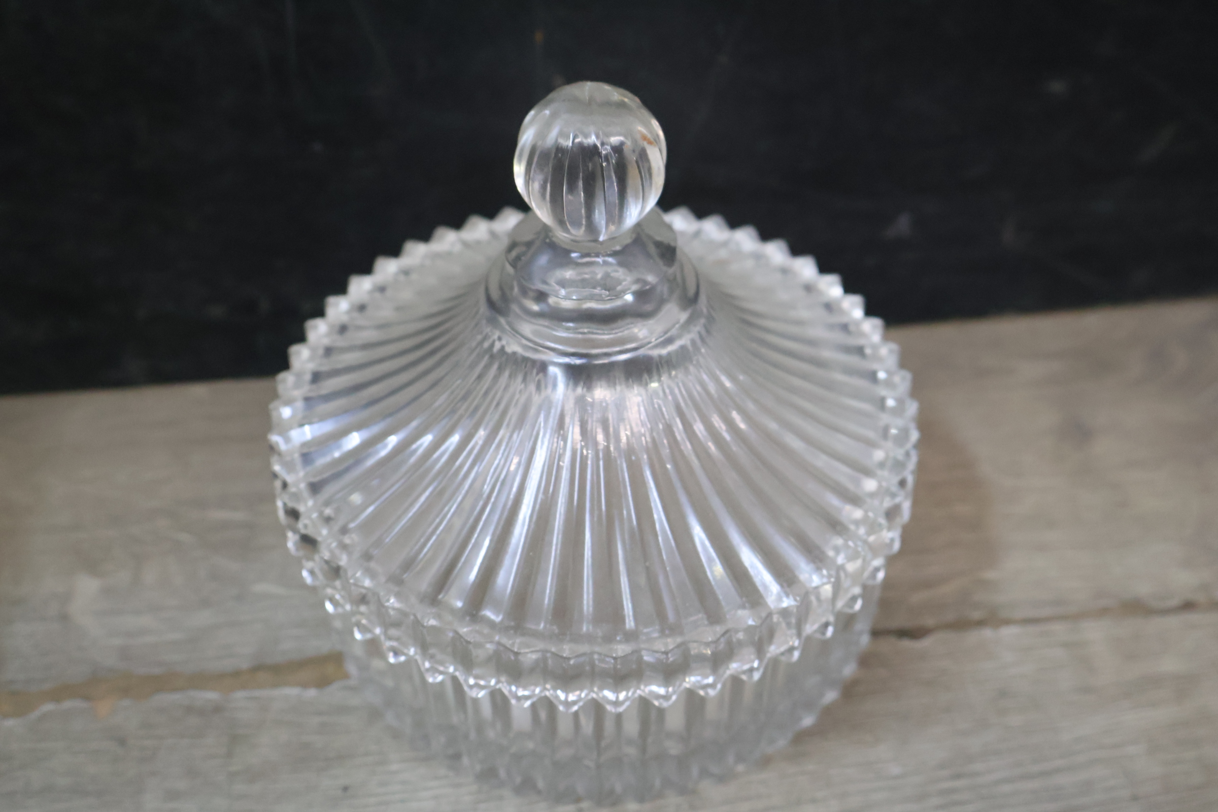 Set van vijf geslepen kristallen vazen en een dekseldoos – foto 8 – kavel bij GSD Auctions, Zoeterwoude