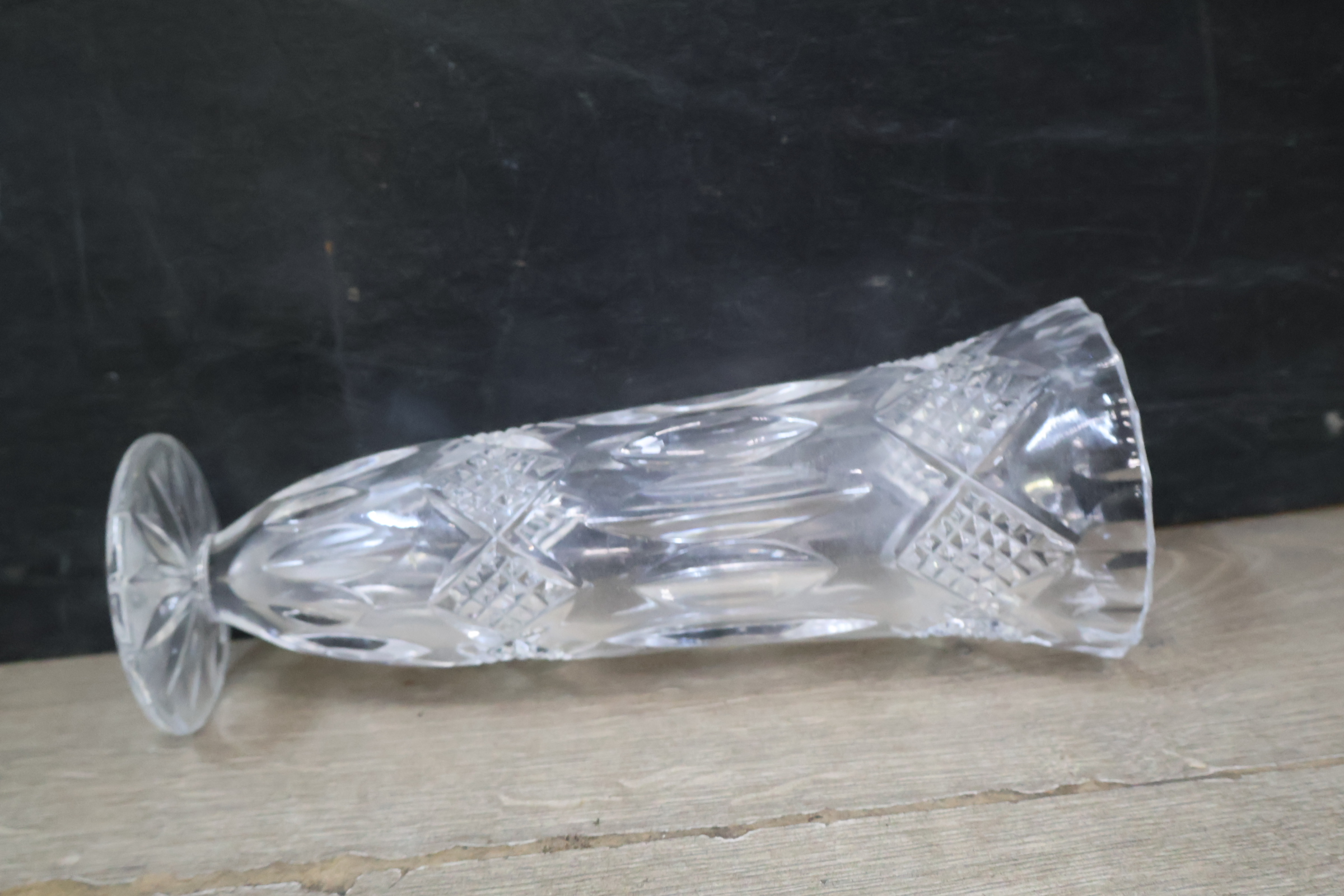 Set van vijf geslepen kristallen vazen en een dekseldoos – foto 10 – kavel bij GSD Auctions, Zoeterwoude