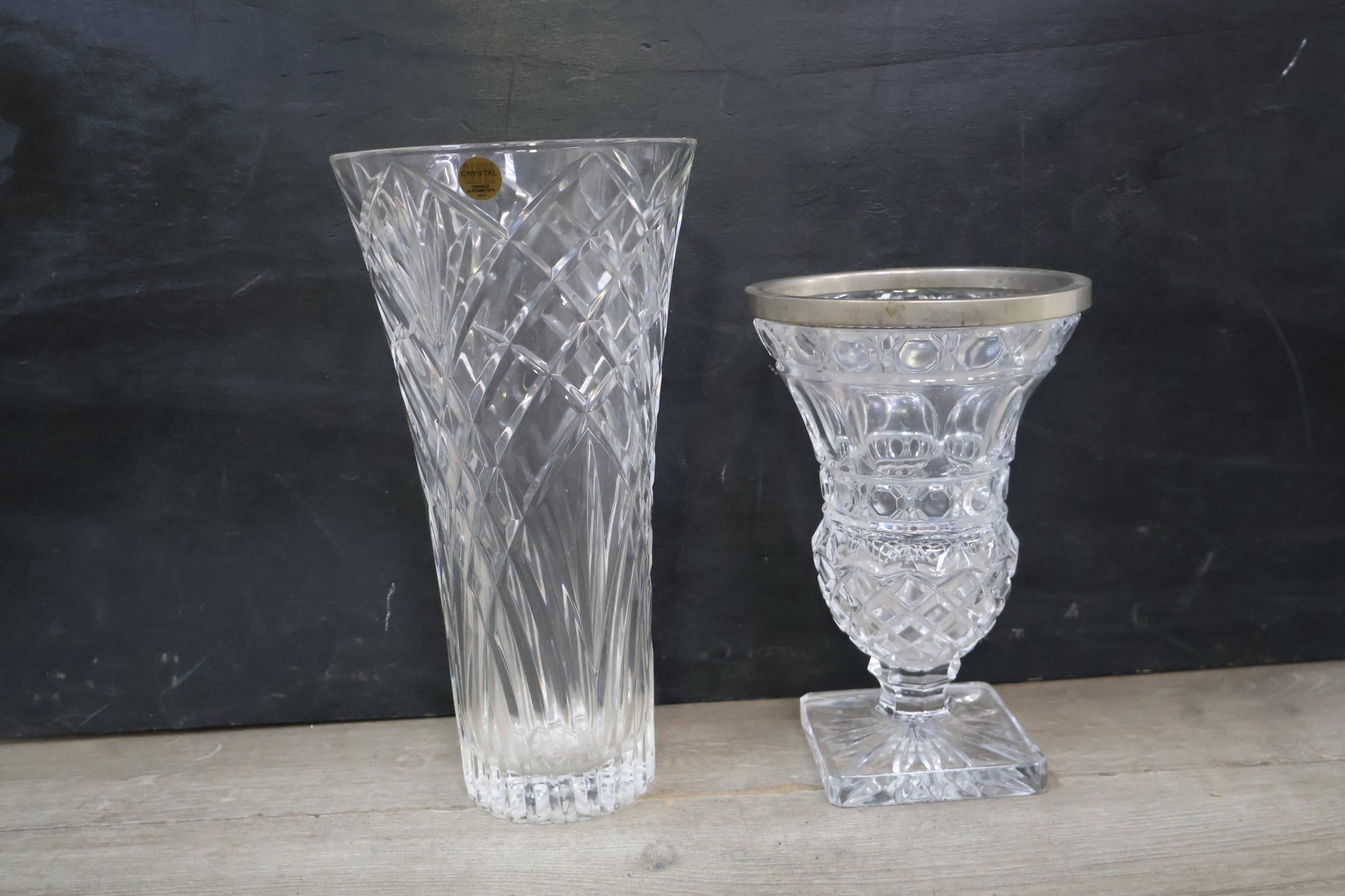 Set van vijf geslepen kristallen vazen en een dekseldoos – foto 11 – kavel bij GSD Auctions, Zoeterwoude