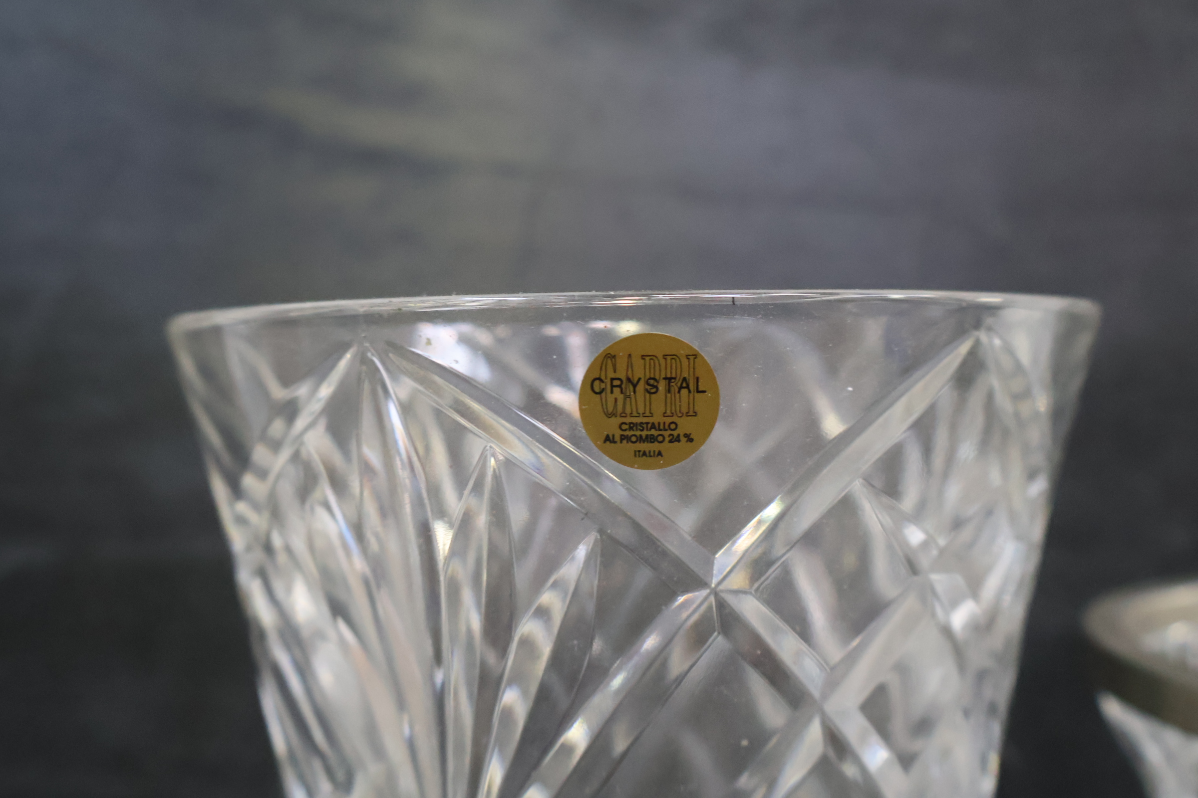 Set van vijf geslepen kristallen vazen en een dekseldoos – foto 12 – kavel bij GSD Auctions, Zoeterwoude