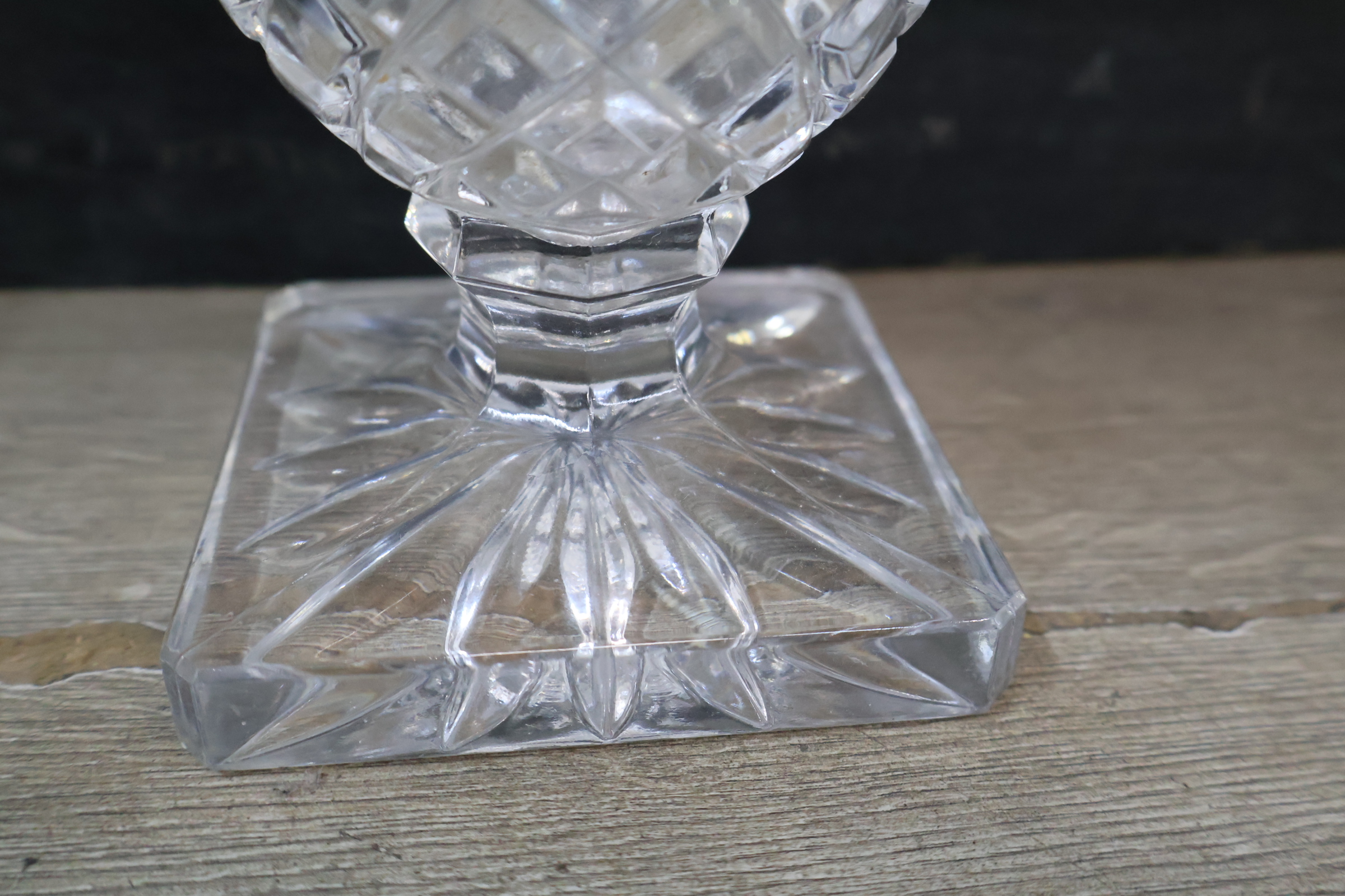 Set van vijf geslepen kristallen vazen en een dekseldoos – foto 13 – kavel bij GSD Auctions, Zoeterwoude