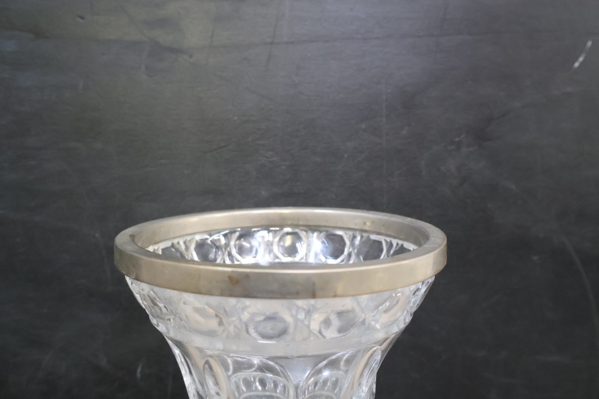Set van vijf geslepen kristallen vazen en een dekseldoos – foto 14 – kavel bij GSD Auctions, Zoeterwoude
