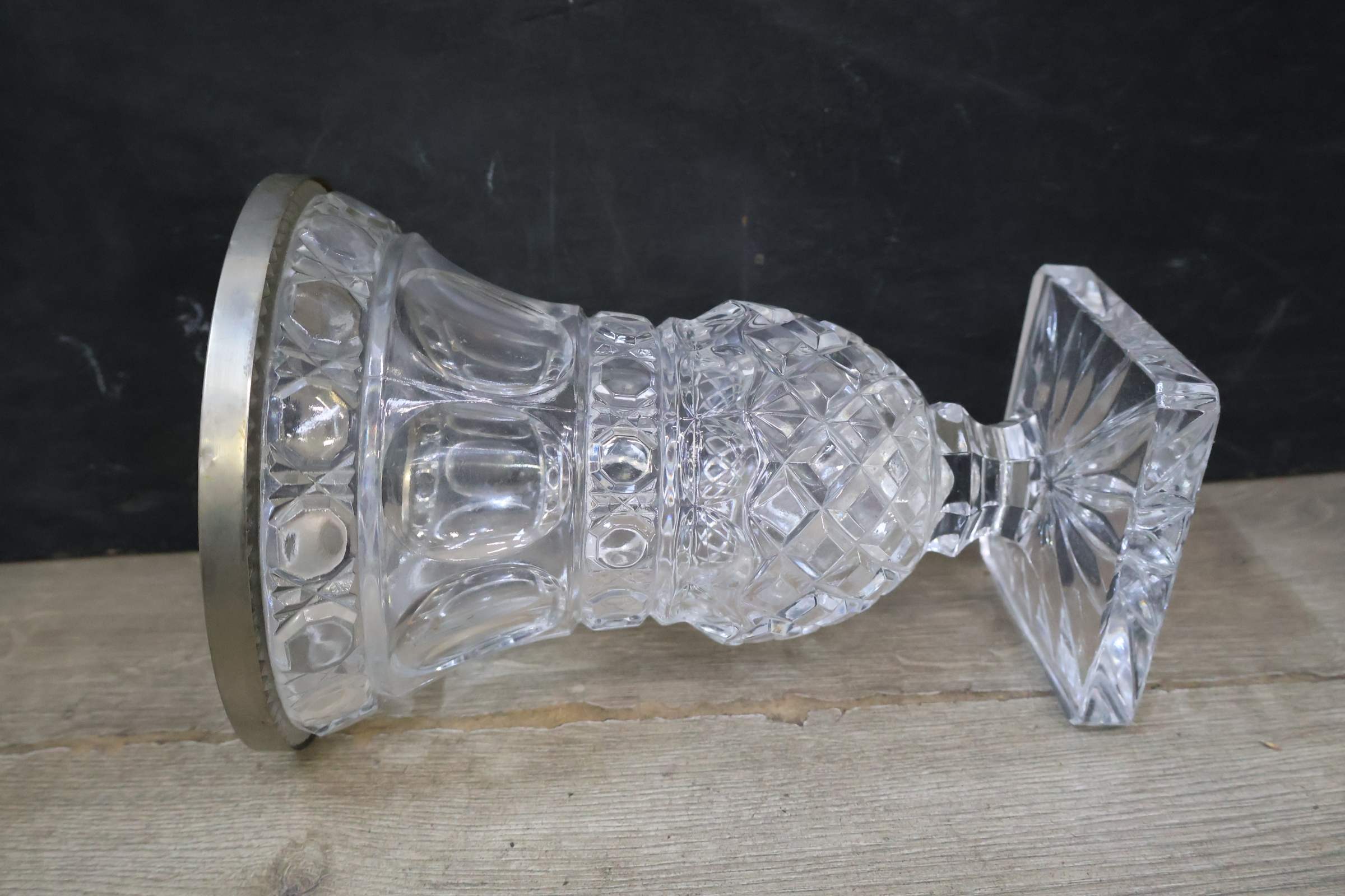 Set van vijf geslepen kristallen vazen en een dekseldoos – foto 15 – kavel bij GSD Auctions, Zoeterwoude