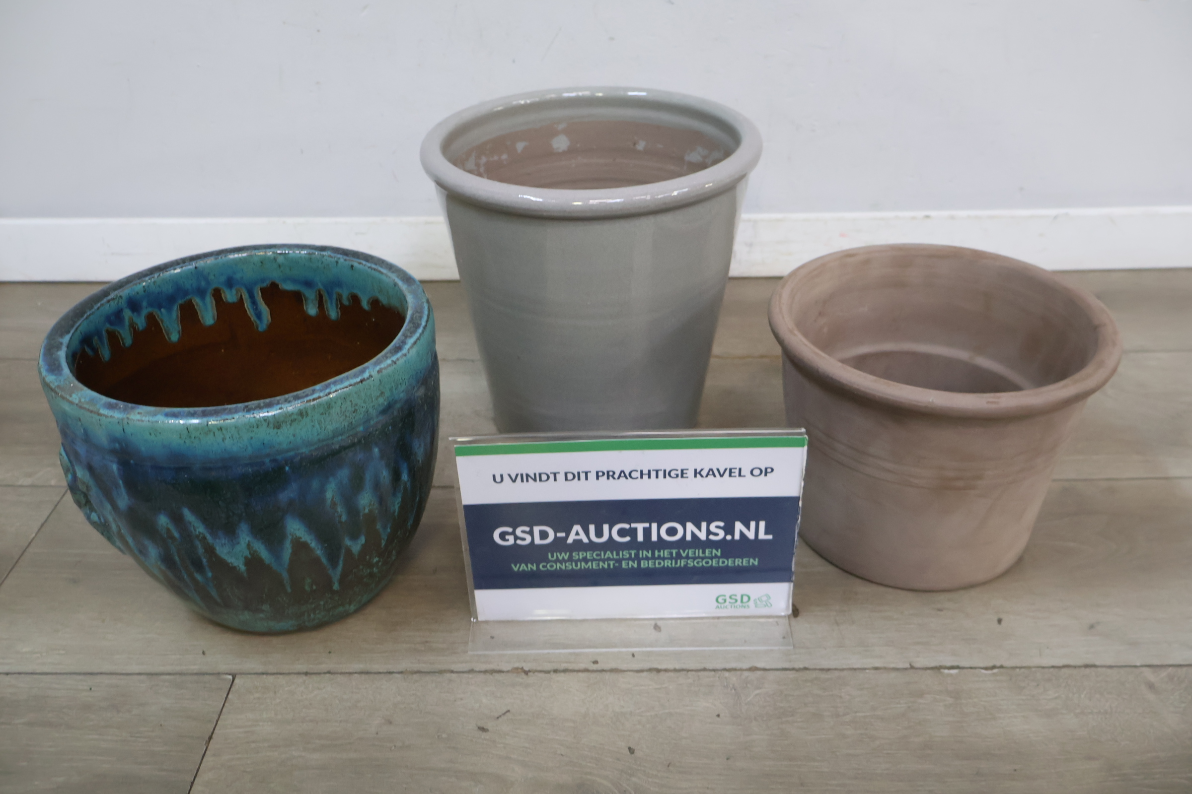 Set van drie aardewerken bloempotten diverse kleuren en materialen – foto 2 – kavel bij GSD Auctions, Zoeterwoude