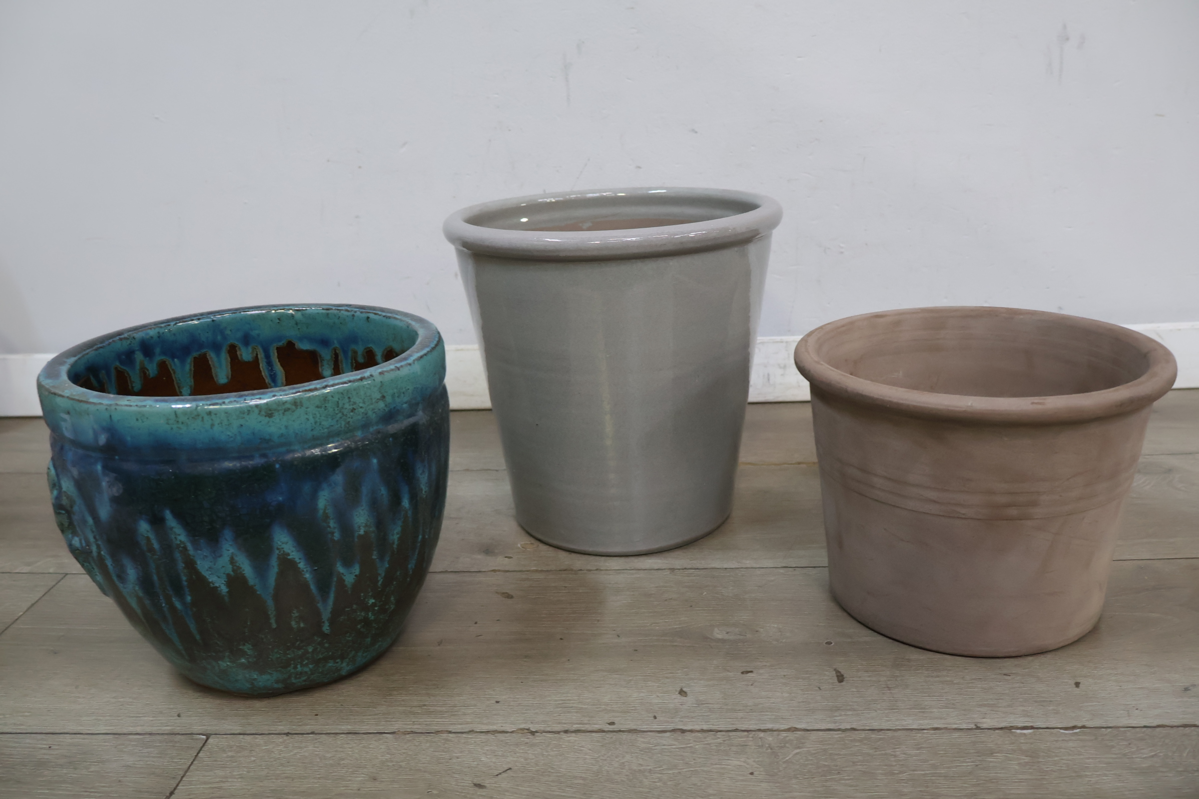 Set van drie aardewerken bloempotten diverse kleuren en materialen – foto 3 – kavel bij GSD Auctions, Zoeterwoude