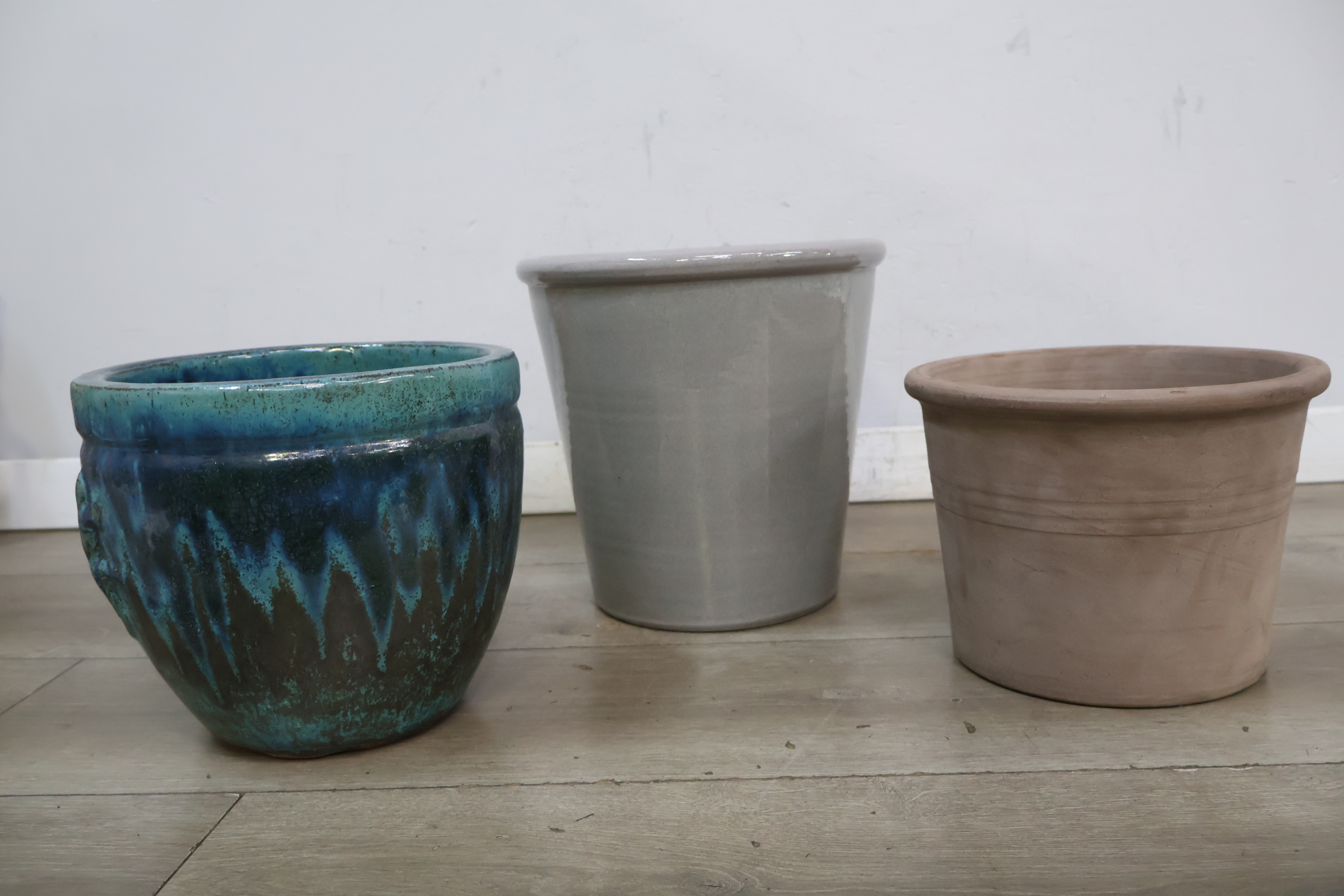 Set van drie aardewerken bloempotten diverse kleuren en materialen – foto 4 – kavel bij GSD Auctions, Zoeterwoude