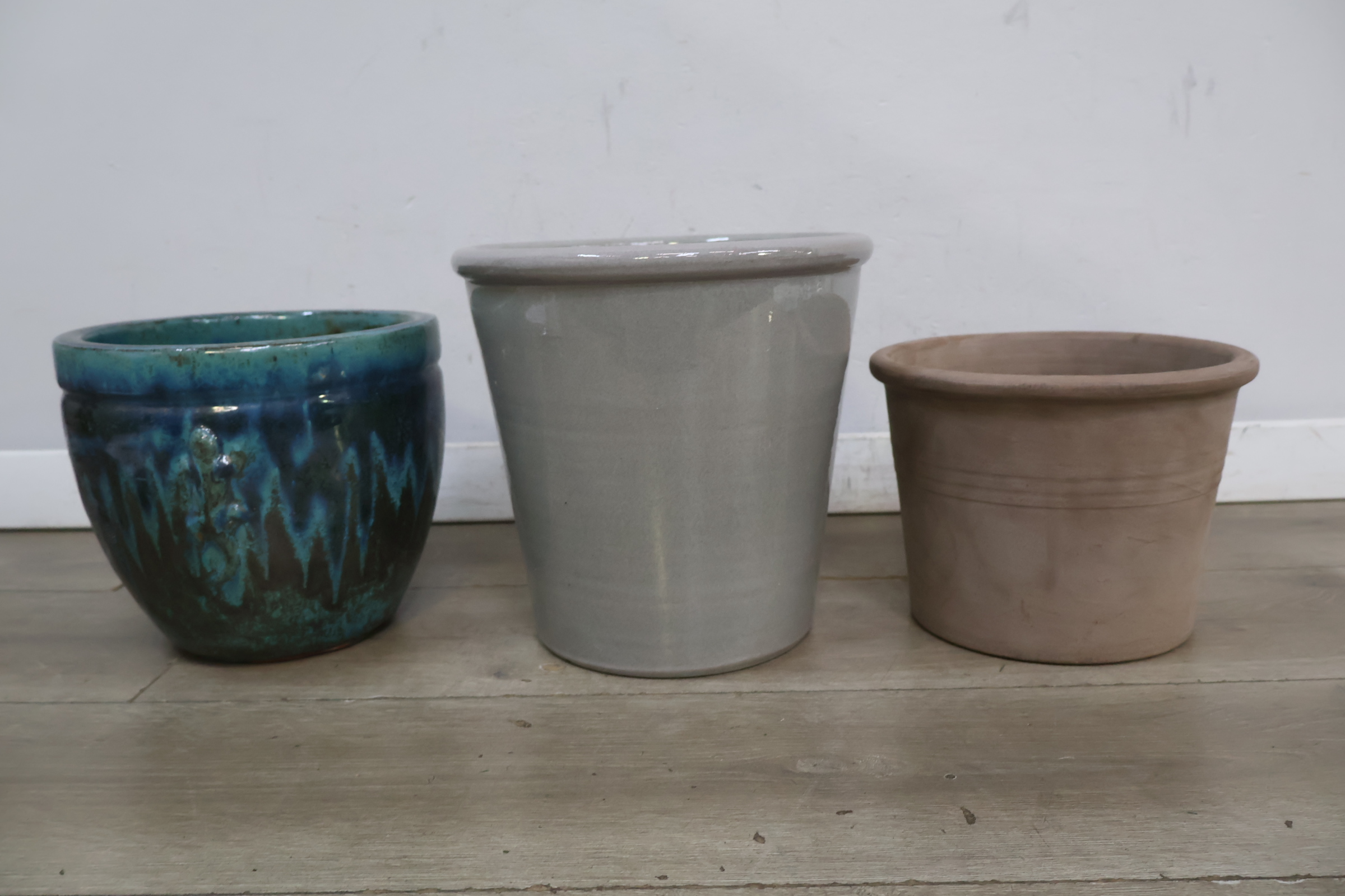 Set van drie aardewerken bloempotten diverse kleuren en materialen – foto 5 – kavel bij GSD Auctions, Zoeterwoude