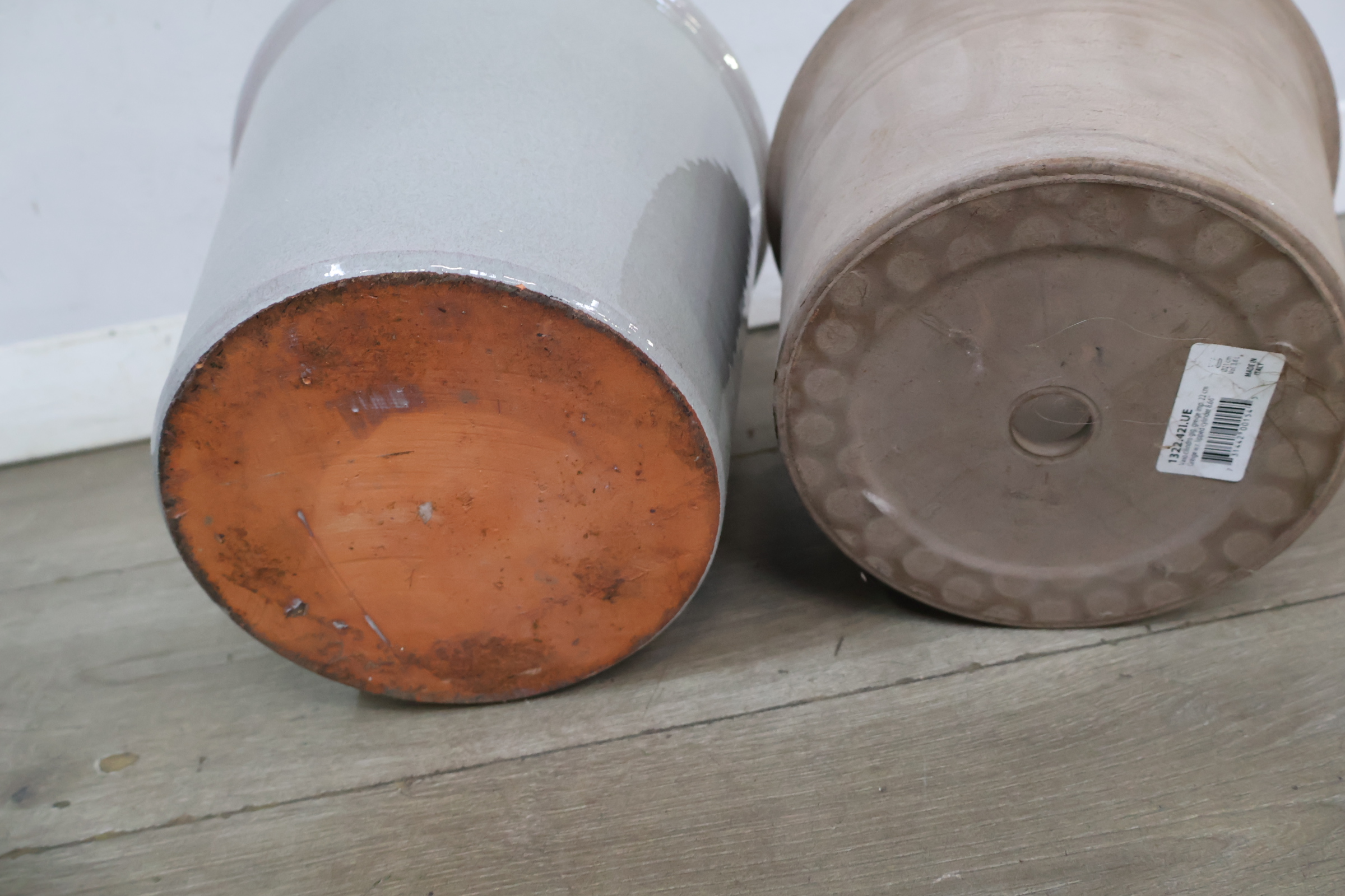 Set van drie aardewerken bloempotten diverse kleuren en materialen – foto 13 – kavel bij GSD Auctions, Zoeterwoude