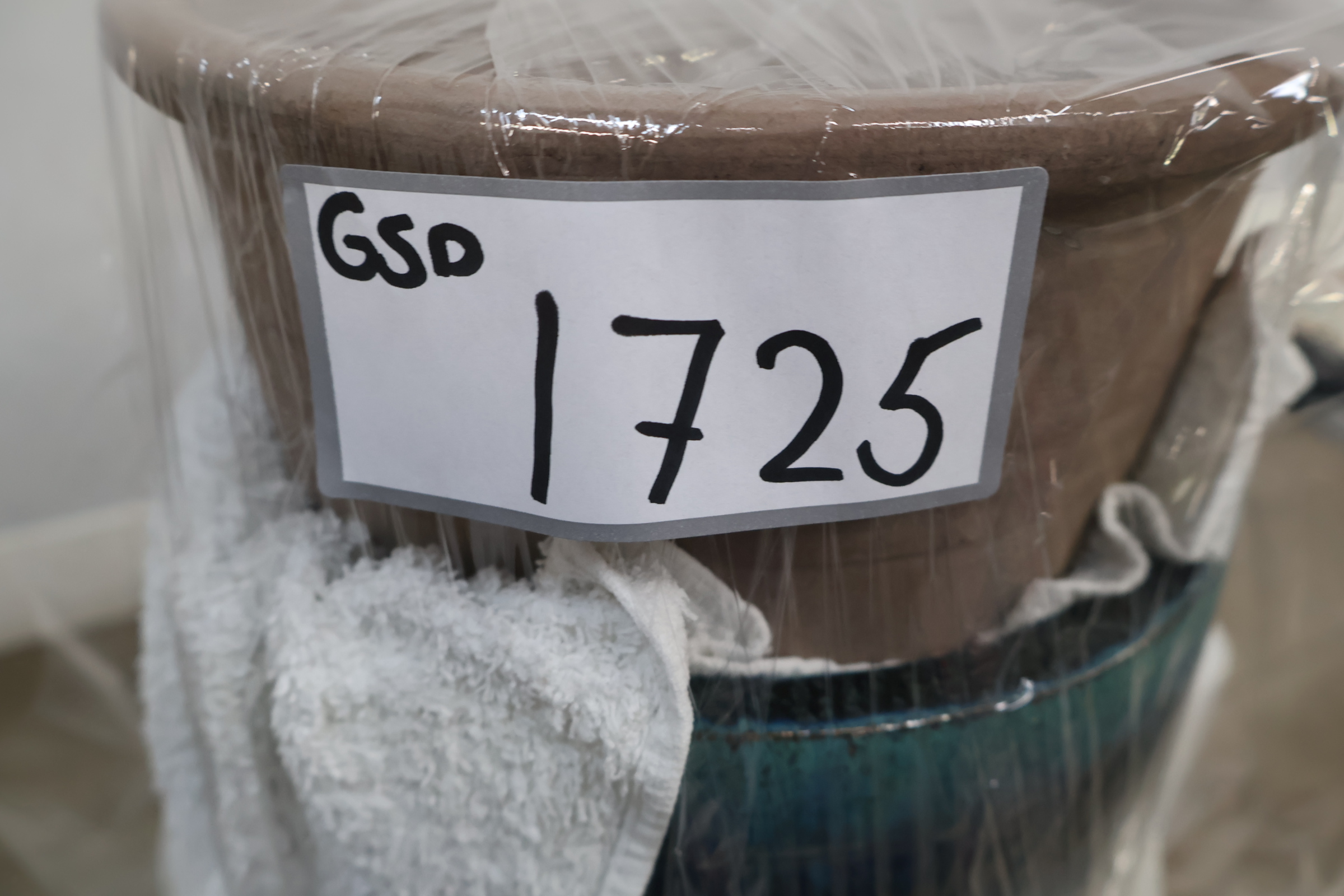 Set van drie aardewerken bloempotten diverse kleuren en materialen – foto 20 – kavel bij GSD Auctions, Zoeterwoude
