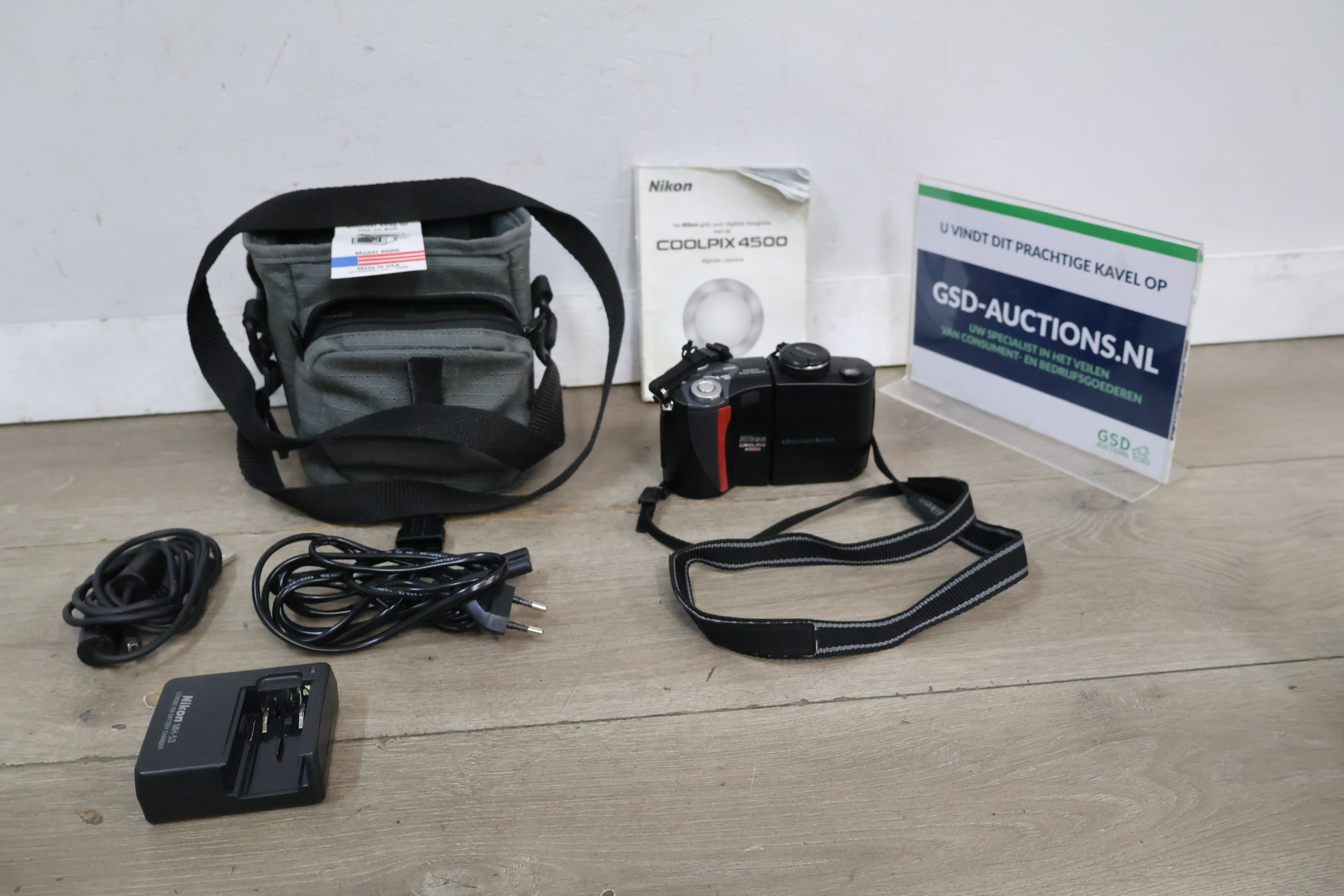 Nikon Coolpix 4500 digitale camera met accessoires – foto 2 – kavel bij GSD Auctions, Zoeterwoude