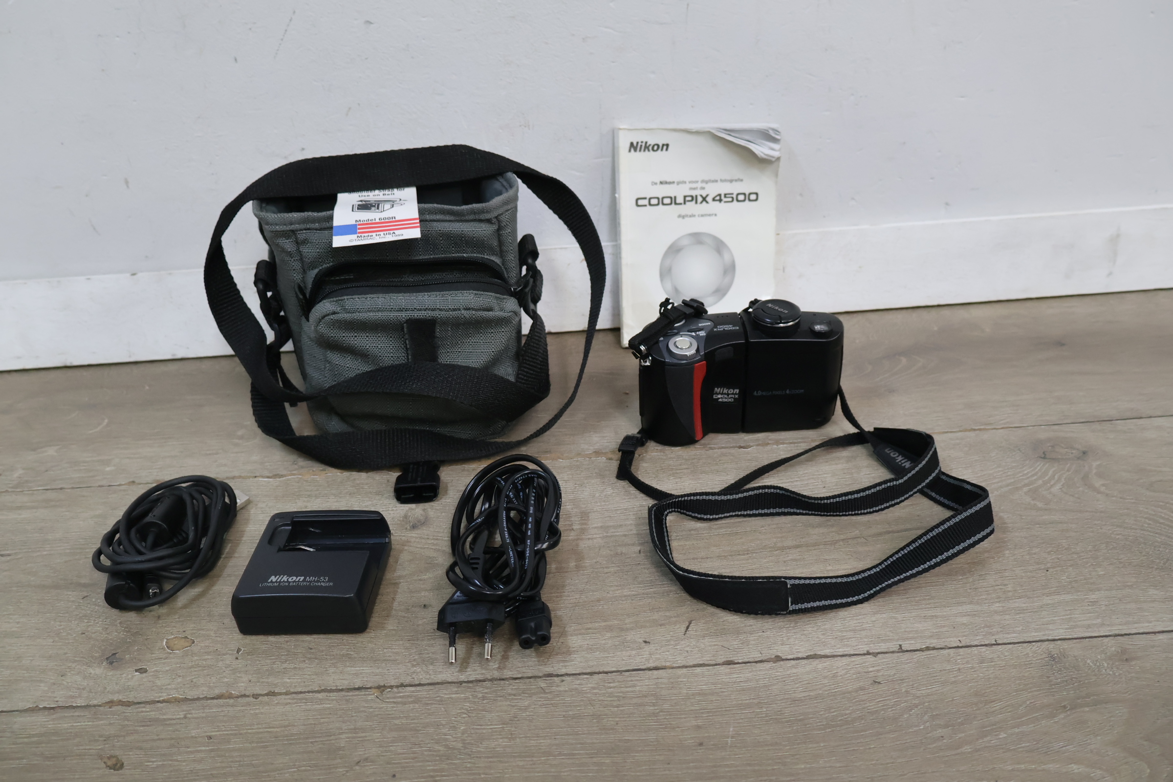 Nikon Coolpix 4500 digitale camera met accessoires – foto 3 – kavel bij GSD Auctions, Zoeterwoude