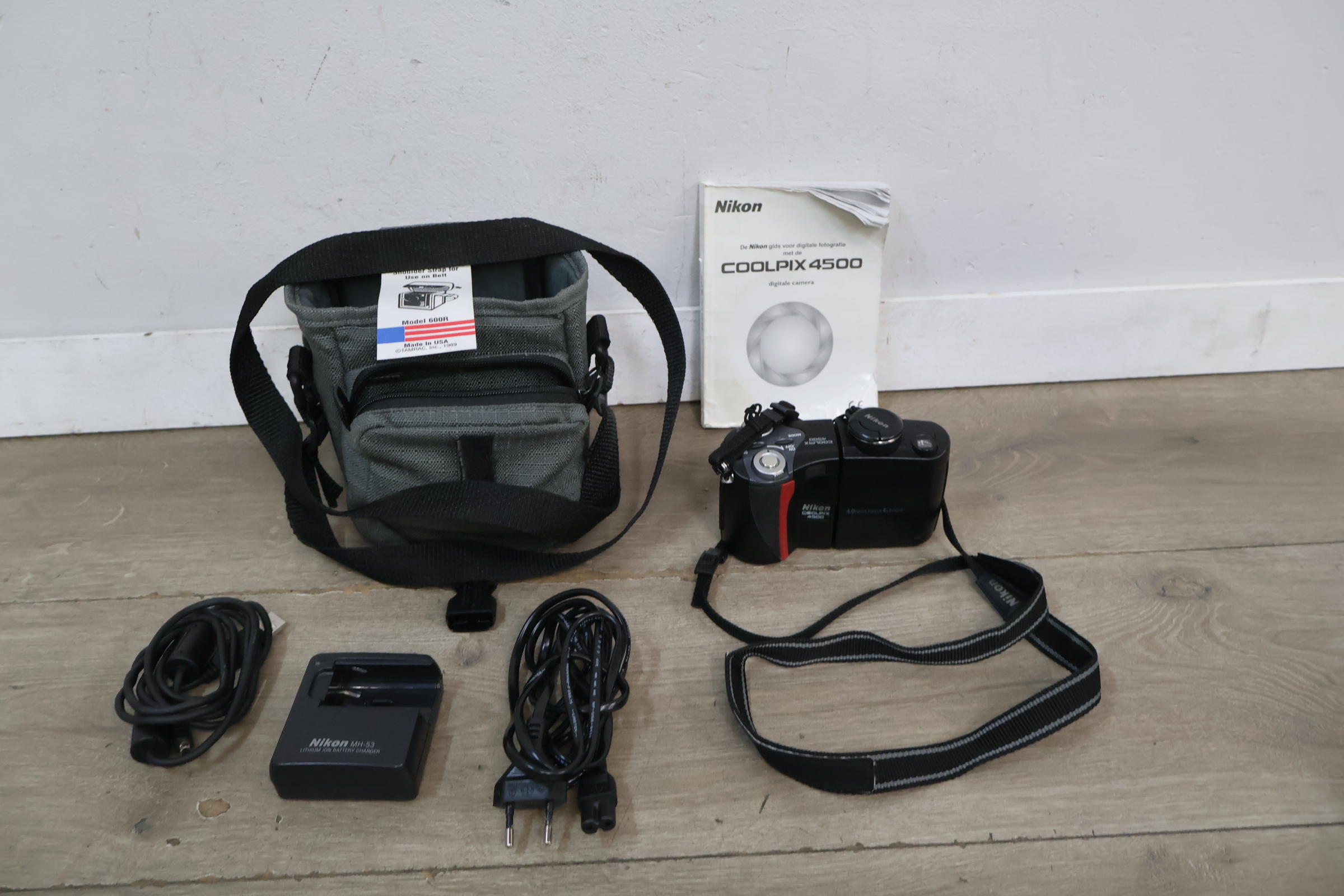 Nikon Coolpix 4500 digitale camera met accessoires – foto 4 – kavel bij GSD Auctions, Zoeterwoude