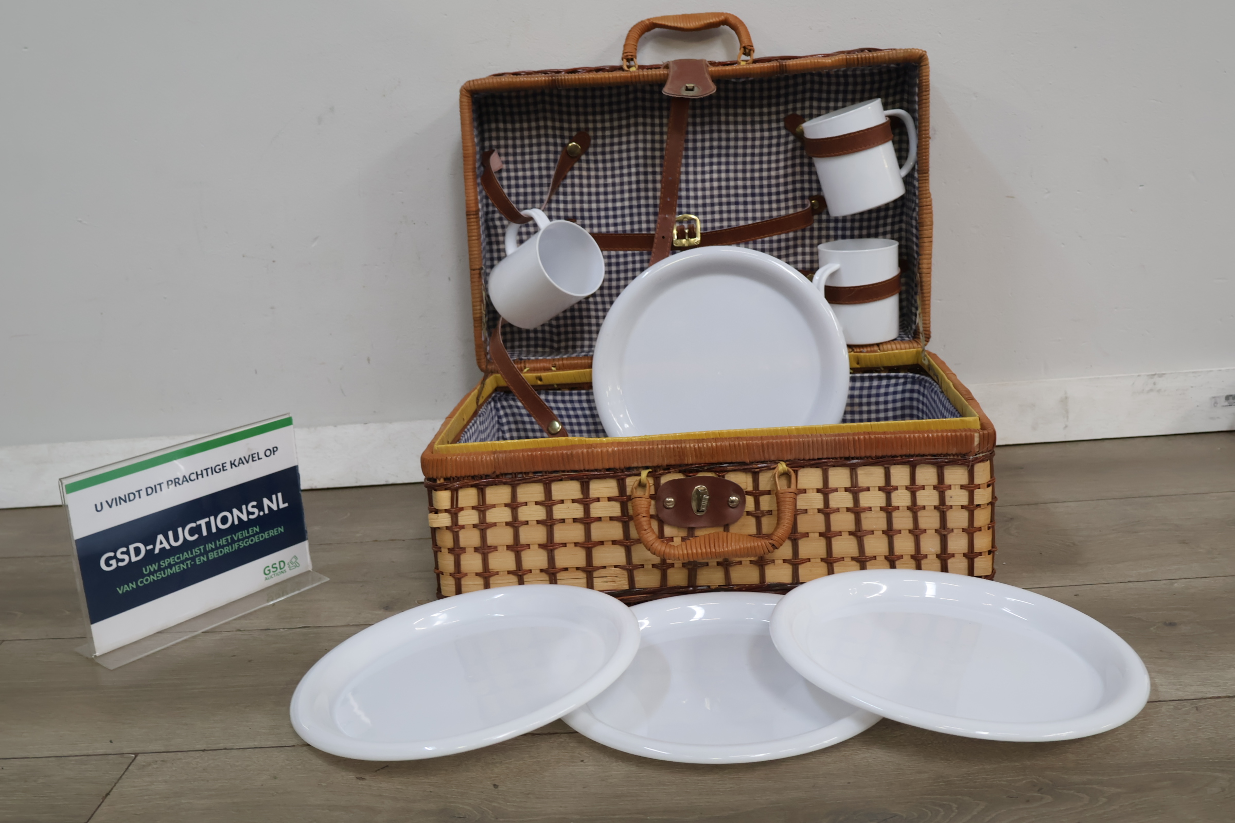 Picknickmand met servies – foto 2 – kavel bij GSD Auctions, Zoeterwoude