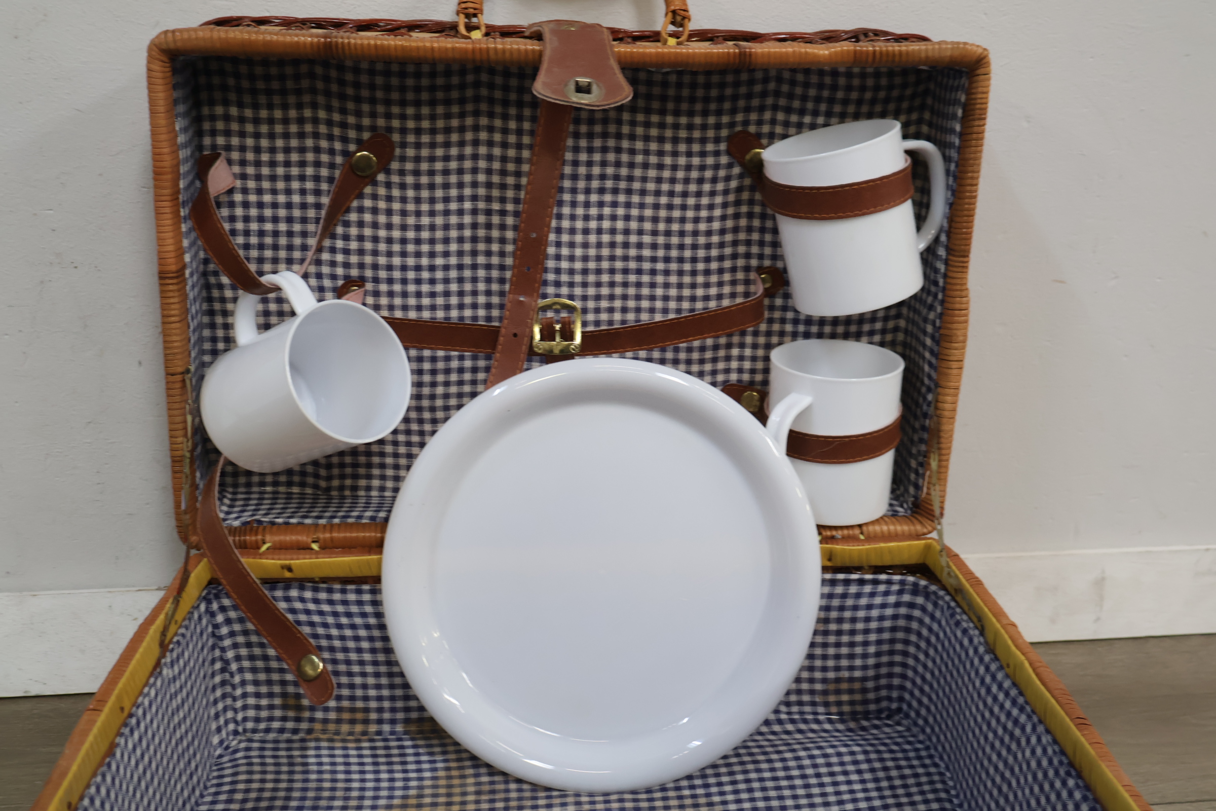 Picknickmand met servies – foto 3 – kavel bij GSD Auctions, Zoeterwoude