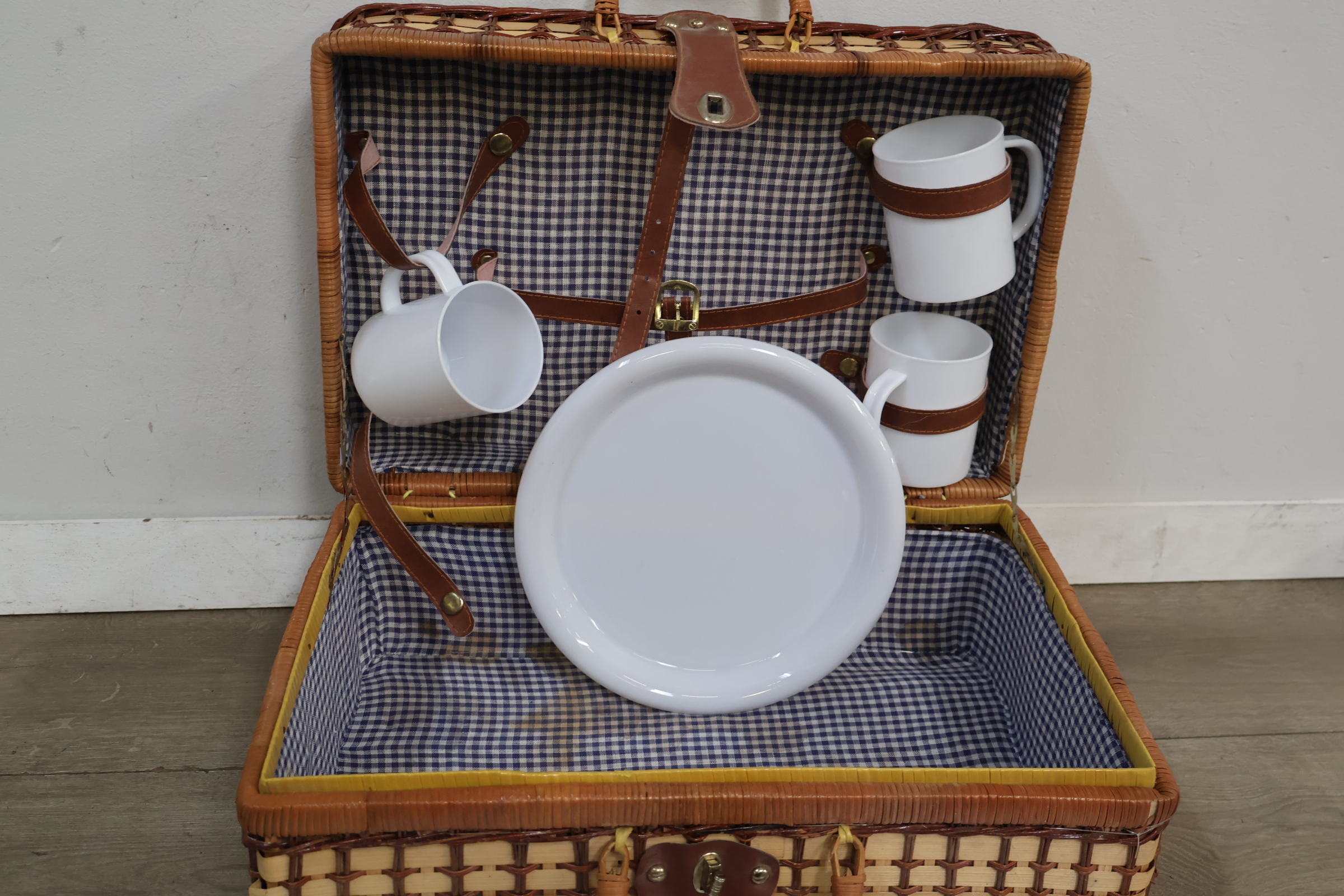 Picknickmand met servies – foto 4 – kavel bij GSD Auctions, Zoeterwoude