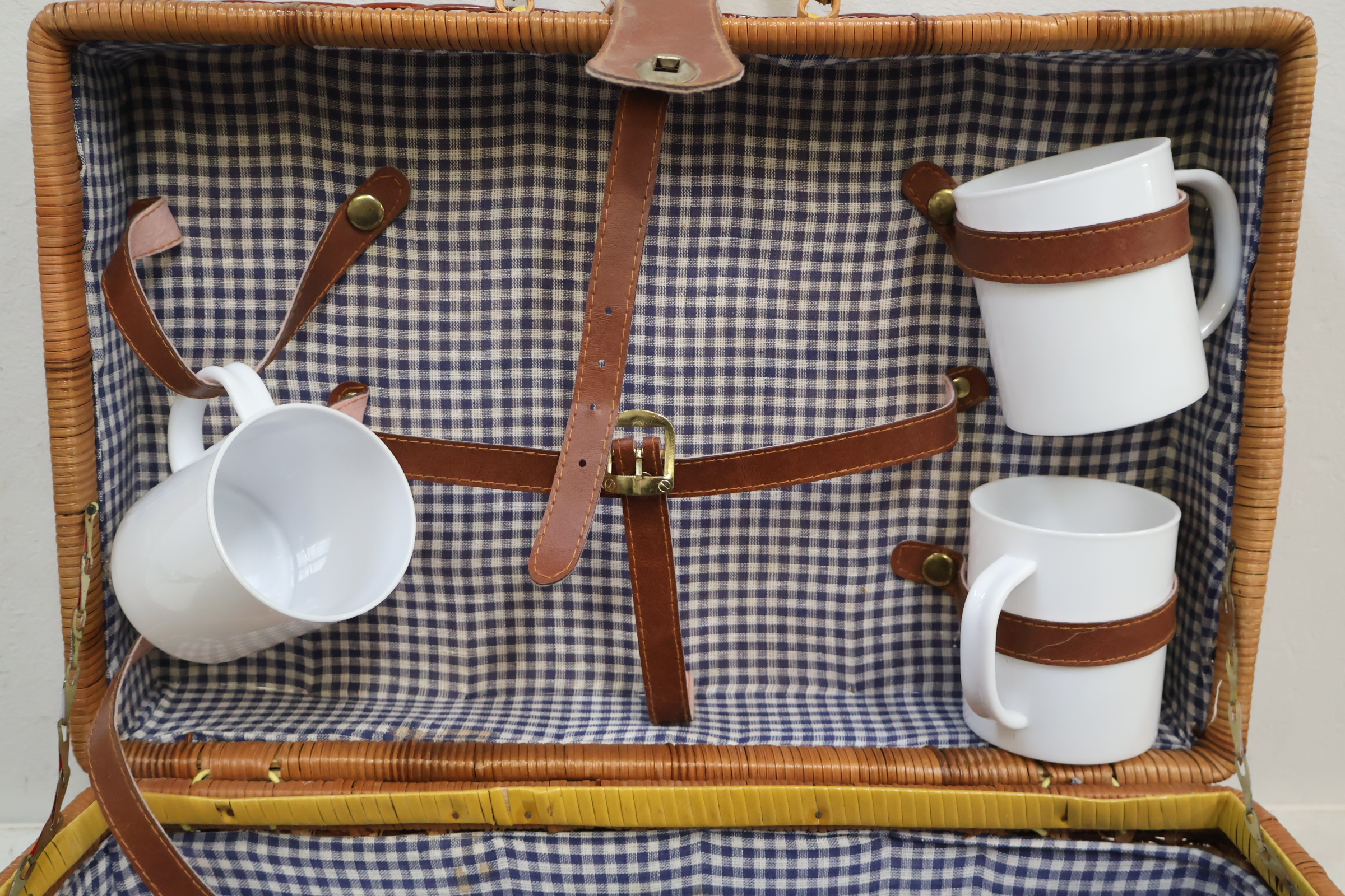 Picknickmand met servies – foto 5 – kavel bij GSD Auctions, Zoeterwoude
