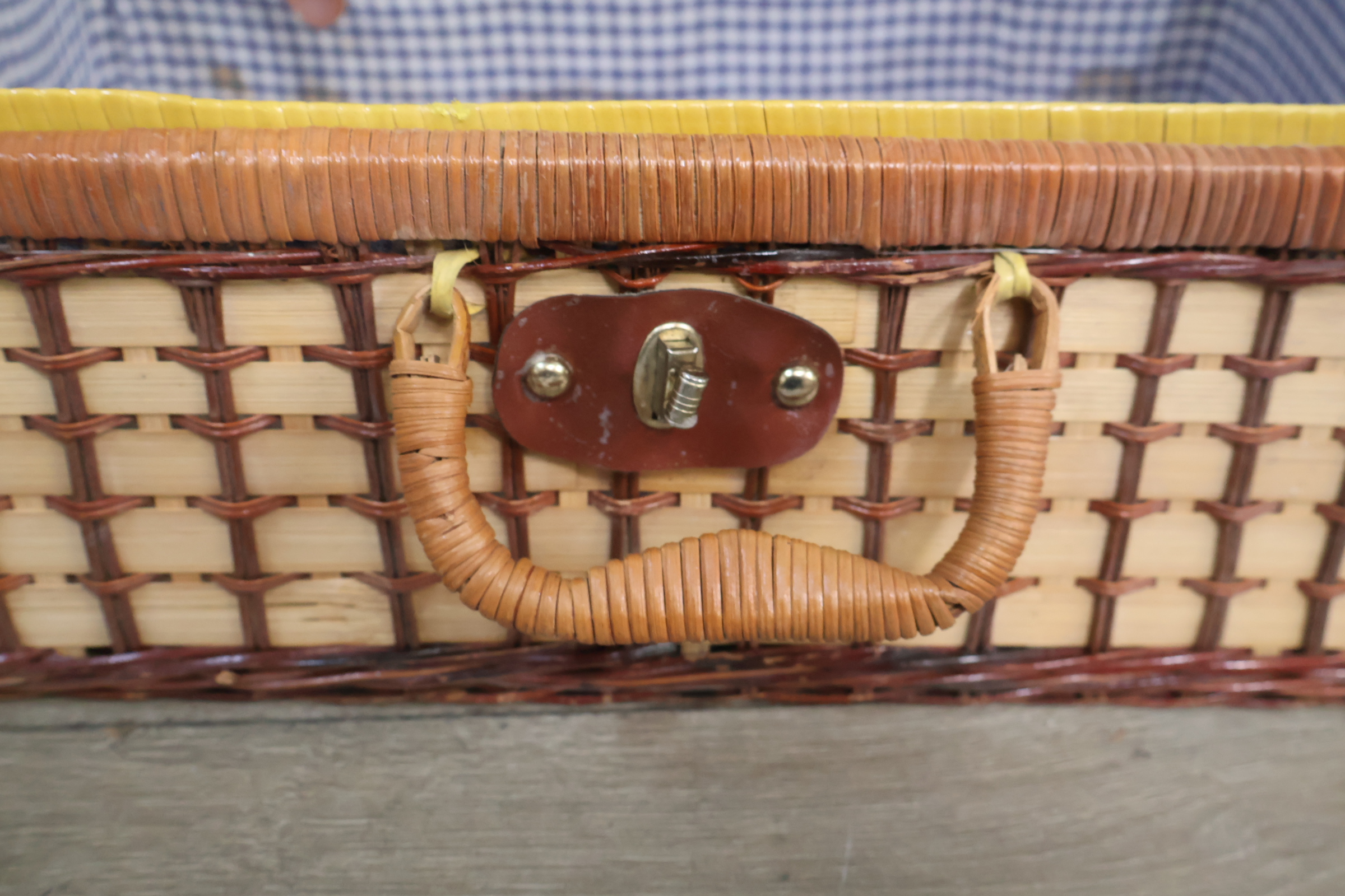 Picknickmand met servies – foto 6 – kavel bij GSD Auctions, Zoeterwoude