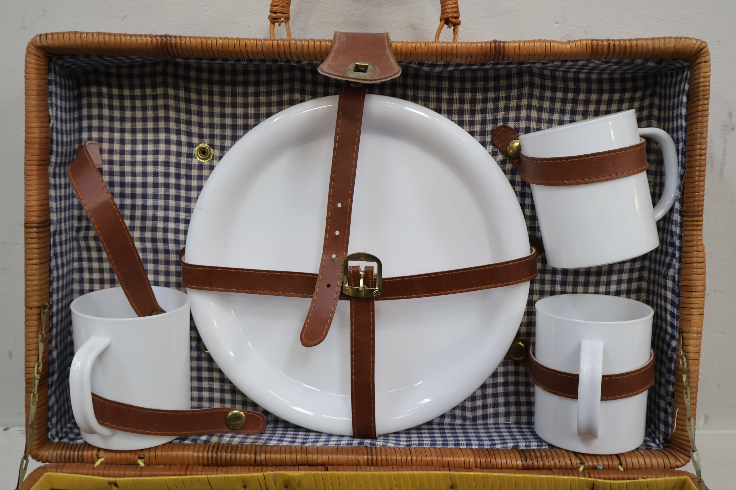 Picknickmand met servies – foto 11 – kavel bij GSD Auctions, Zoeterwoude