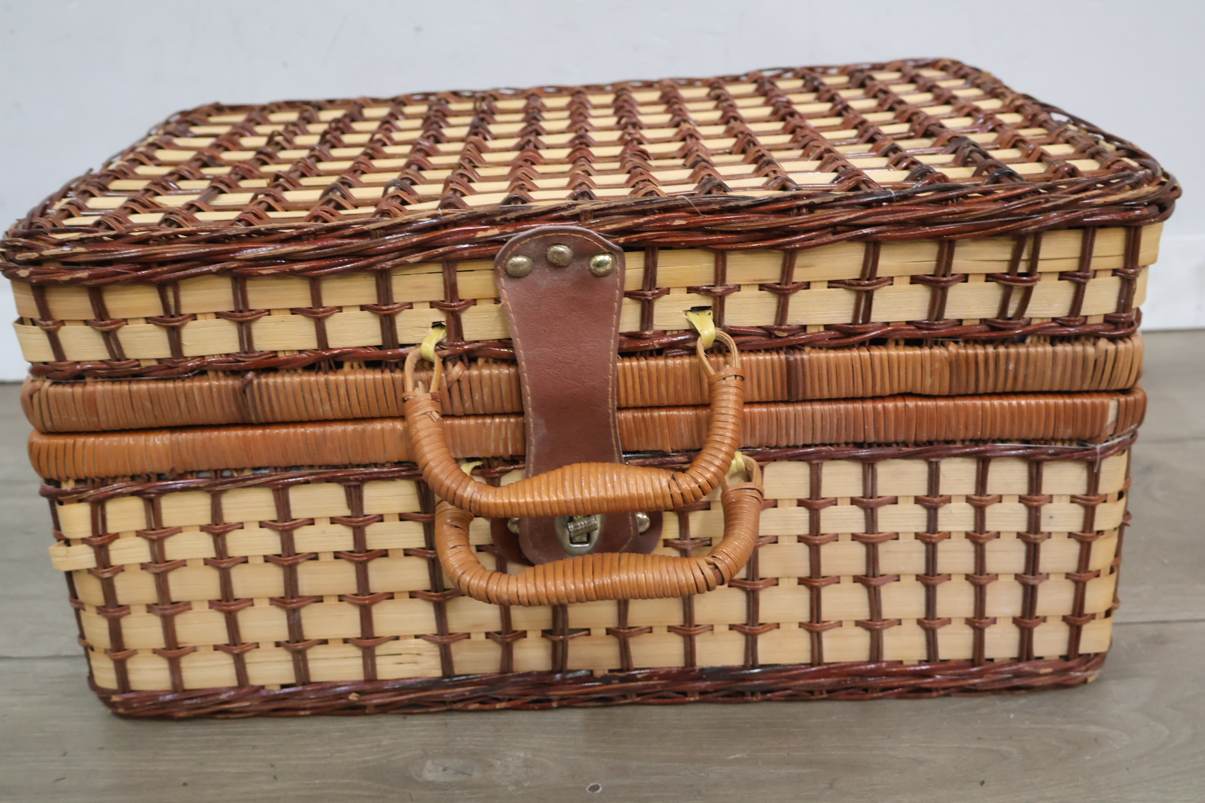 Picknickmand met servies – foto 12 – kavel bij GSD Auctions, Zoeterwoude