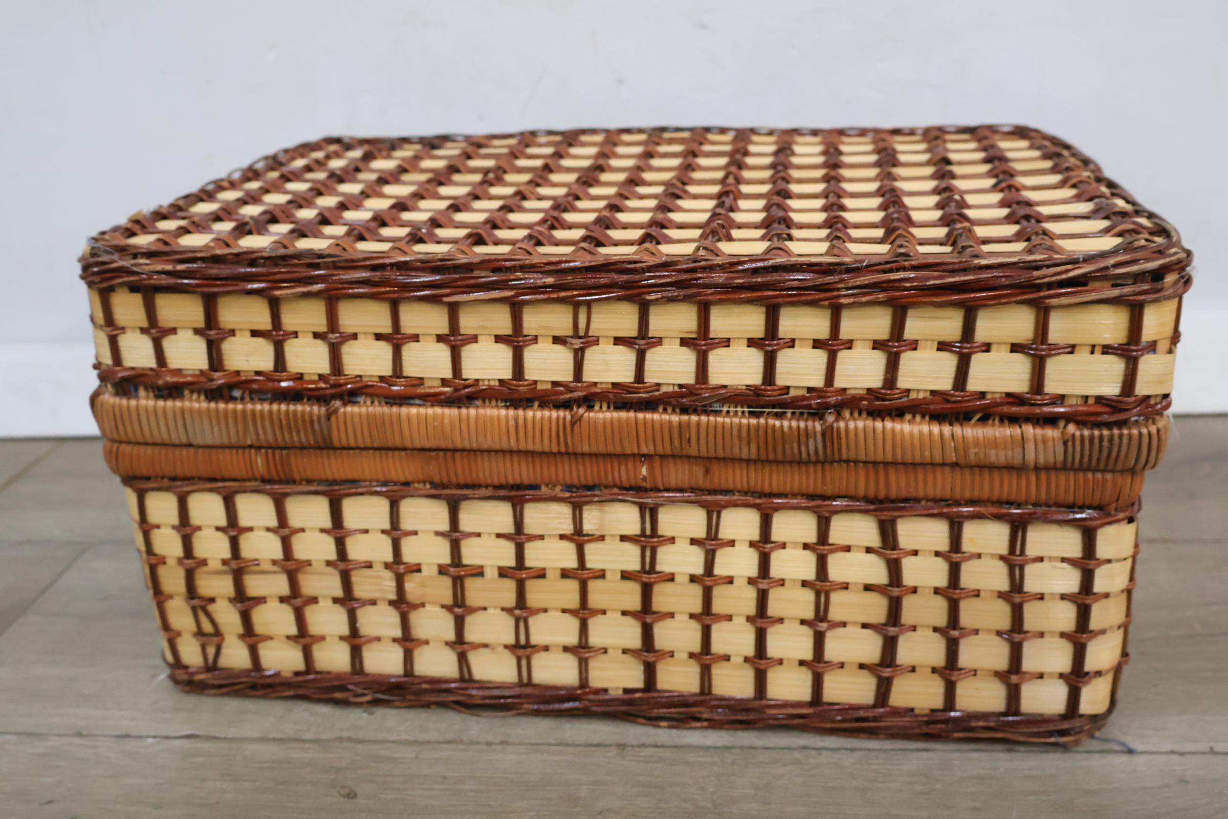 Picknickmand met servies – foto 14 – kavel bij GSD Auctions, Zoeterwoude