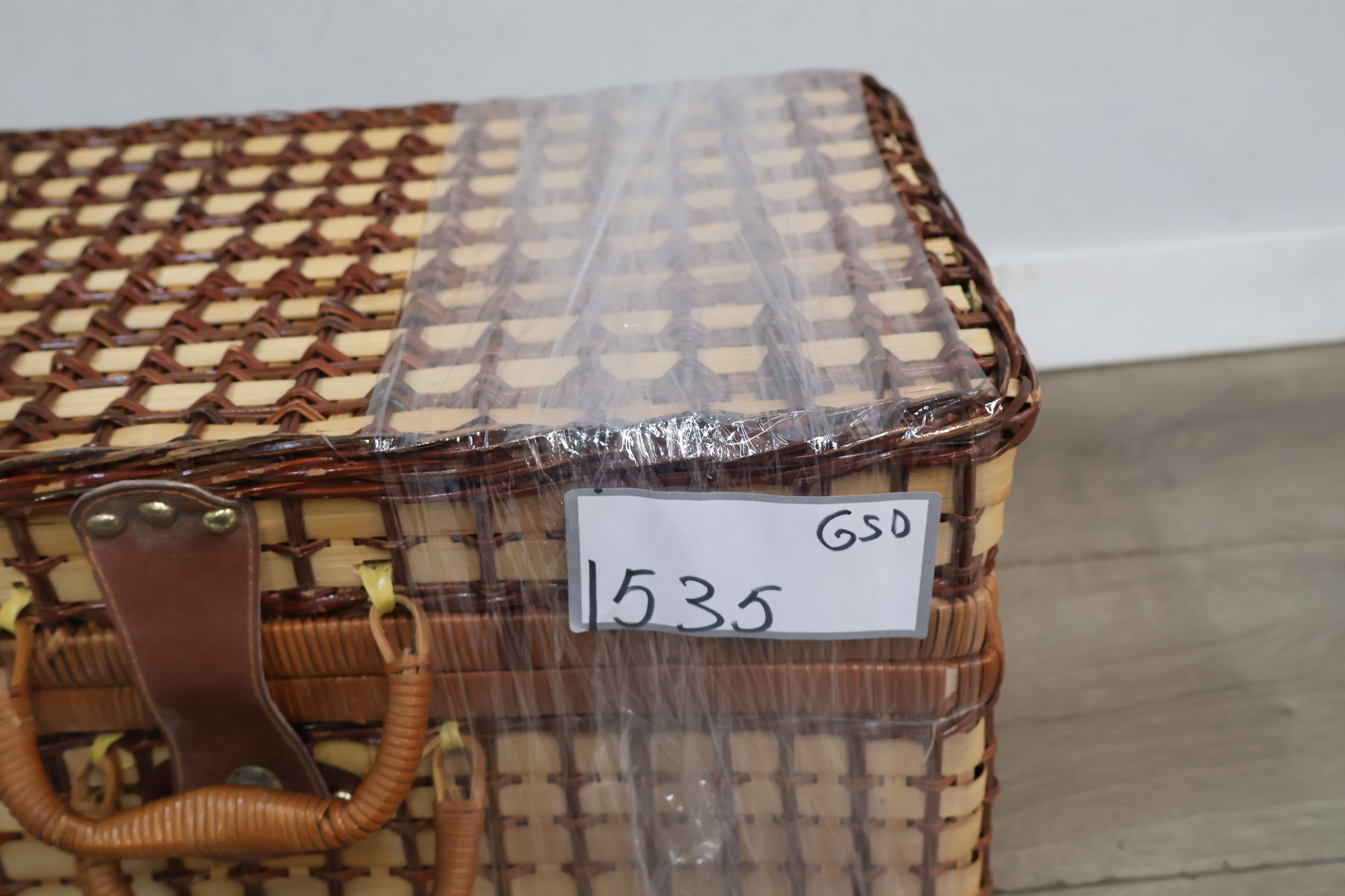 Picknickmand met servies – foto 20 – kavel bij GSD Auctions, Zoeterwoude