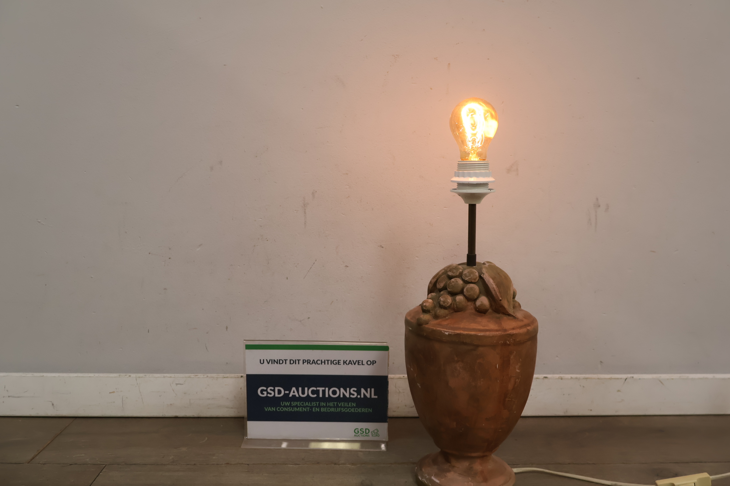 Terracotta tafellamp met druiven en gloeilamp – foto 2 – kavel bij GSD Auctions, Zoeterwoude