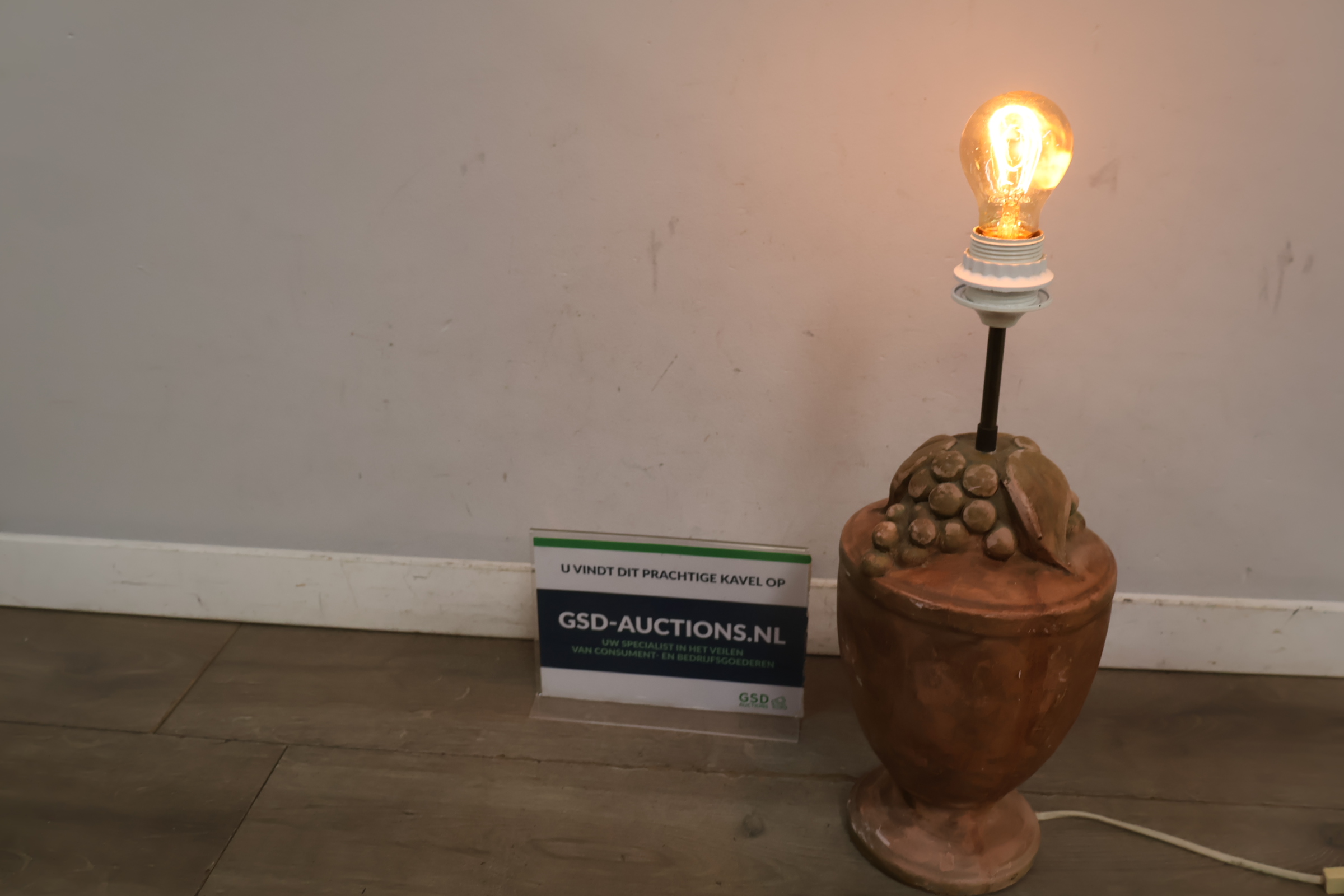 Terracotta tafellamp met druiven en gloeilamp – foto 3 – kavel bij GSD Auctions, Zoeterwoude