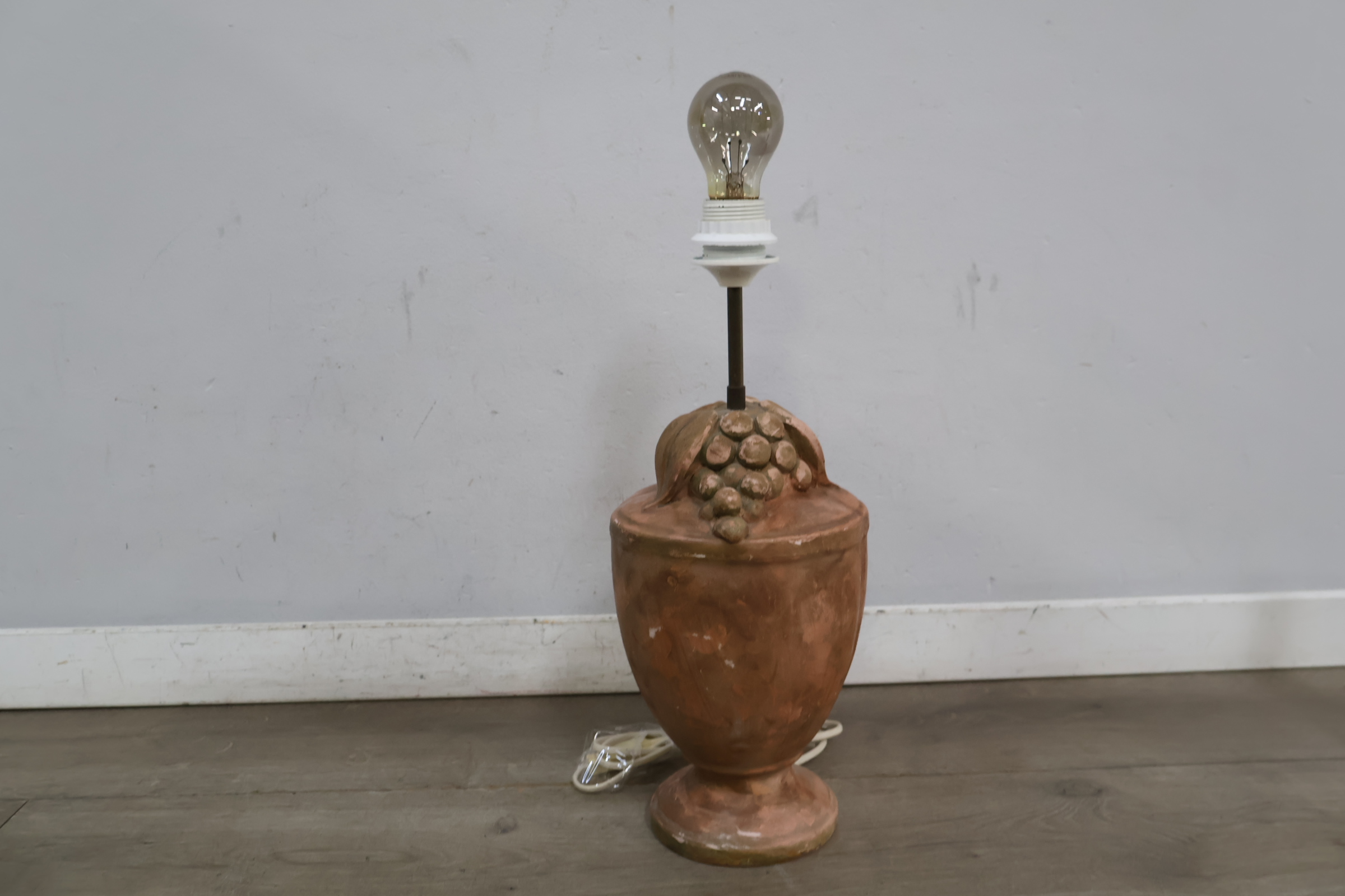 Terracotta tafellamp met druiven en gloeilamp – foto 4 – kavel bij GSD Auctions, Zoeterwoude
