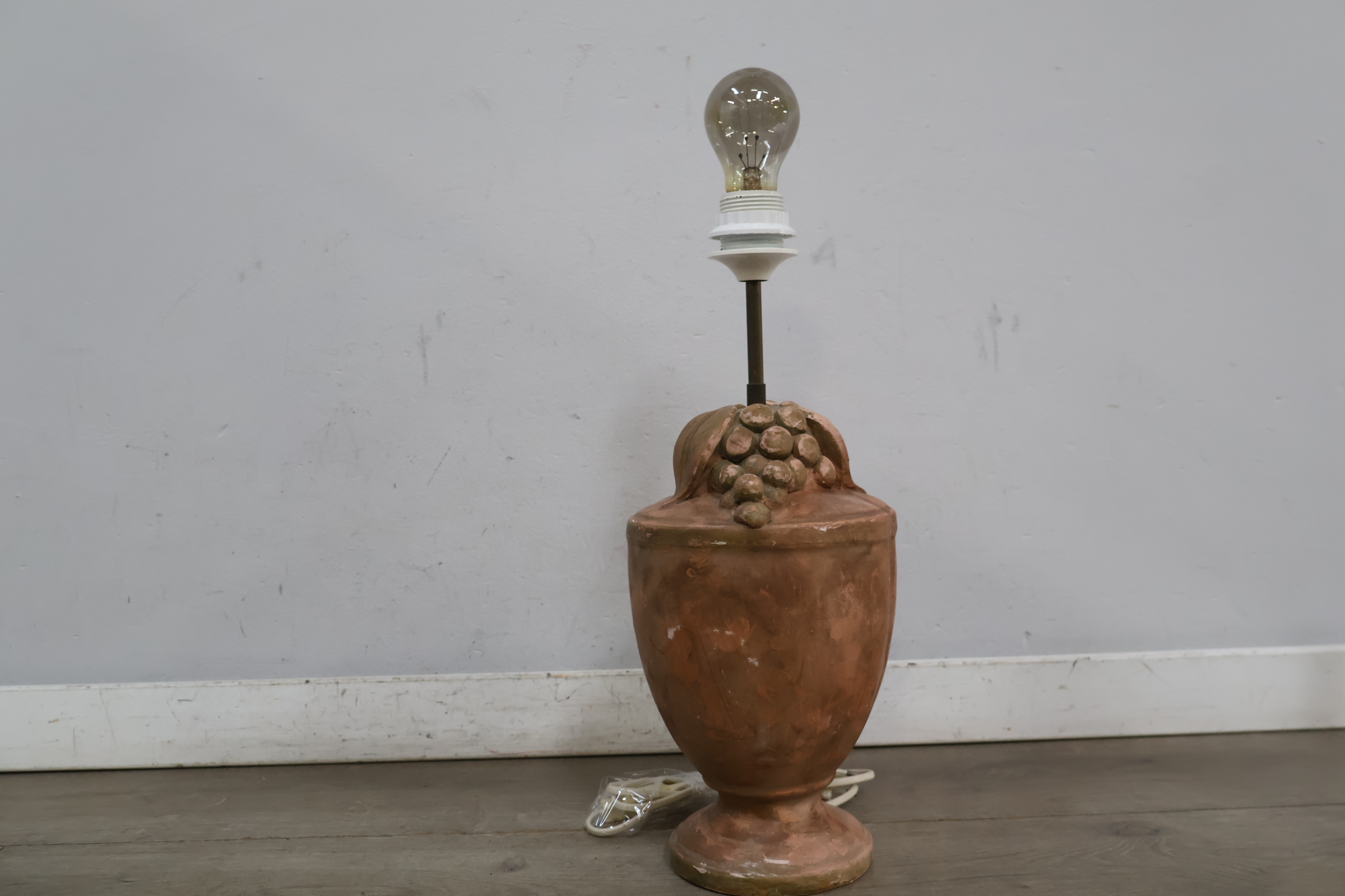 Terracotta tafellamp met druiven en gloeilamp – foto 5 – kavel bij GSD Auctions, Zoeterwoude
