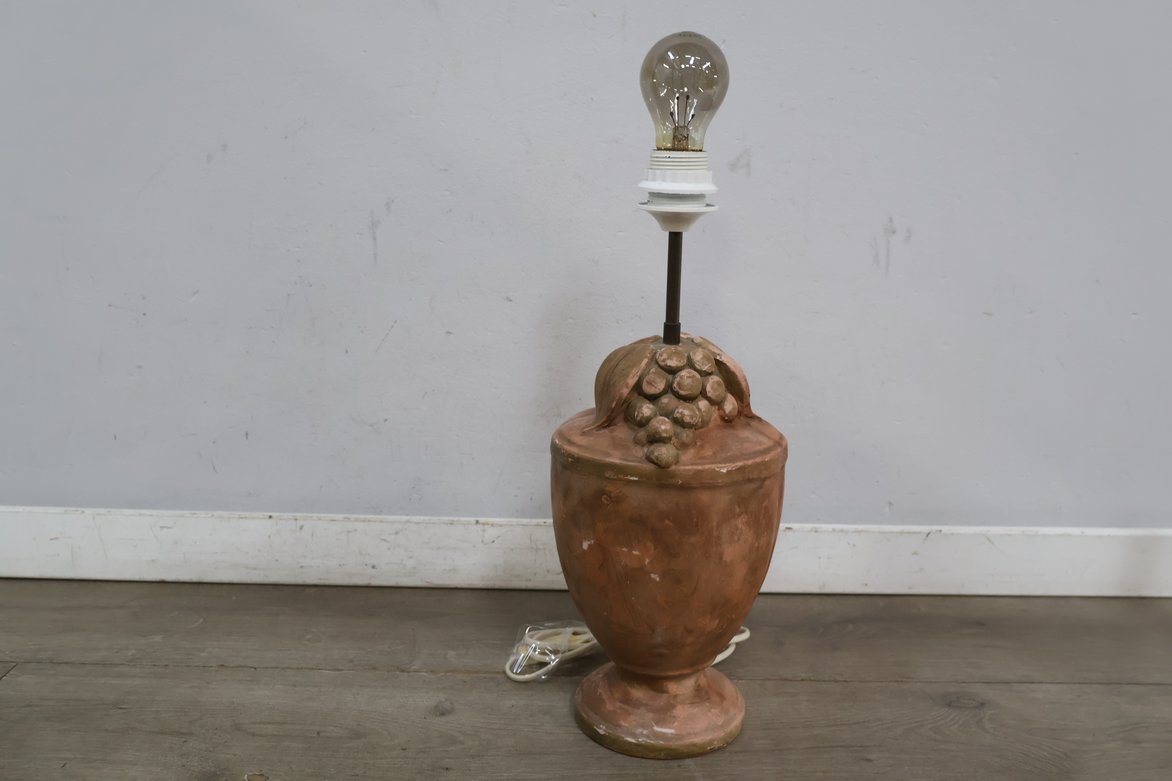 Terracotta tafellamp met druiven en gloeilamp – foto 6 – kavel bij GSD Auctions, Zoeterwoude