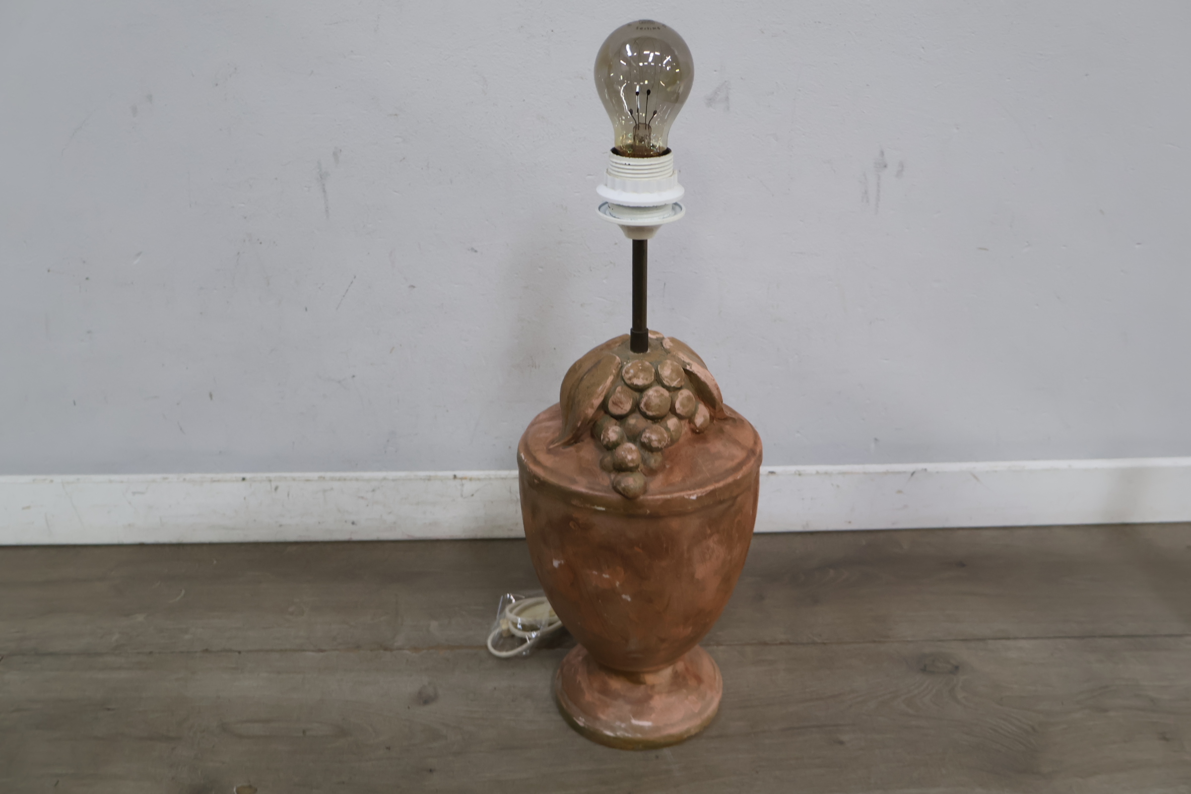 Terracotta tafellamp met druiven en gloeilamp – foto 7 – kavel bij GSD Auctions, Zoeterwoude