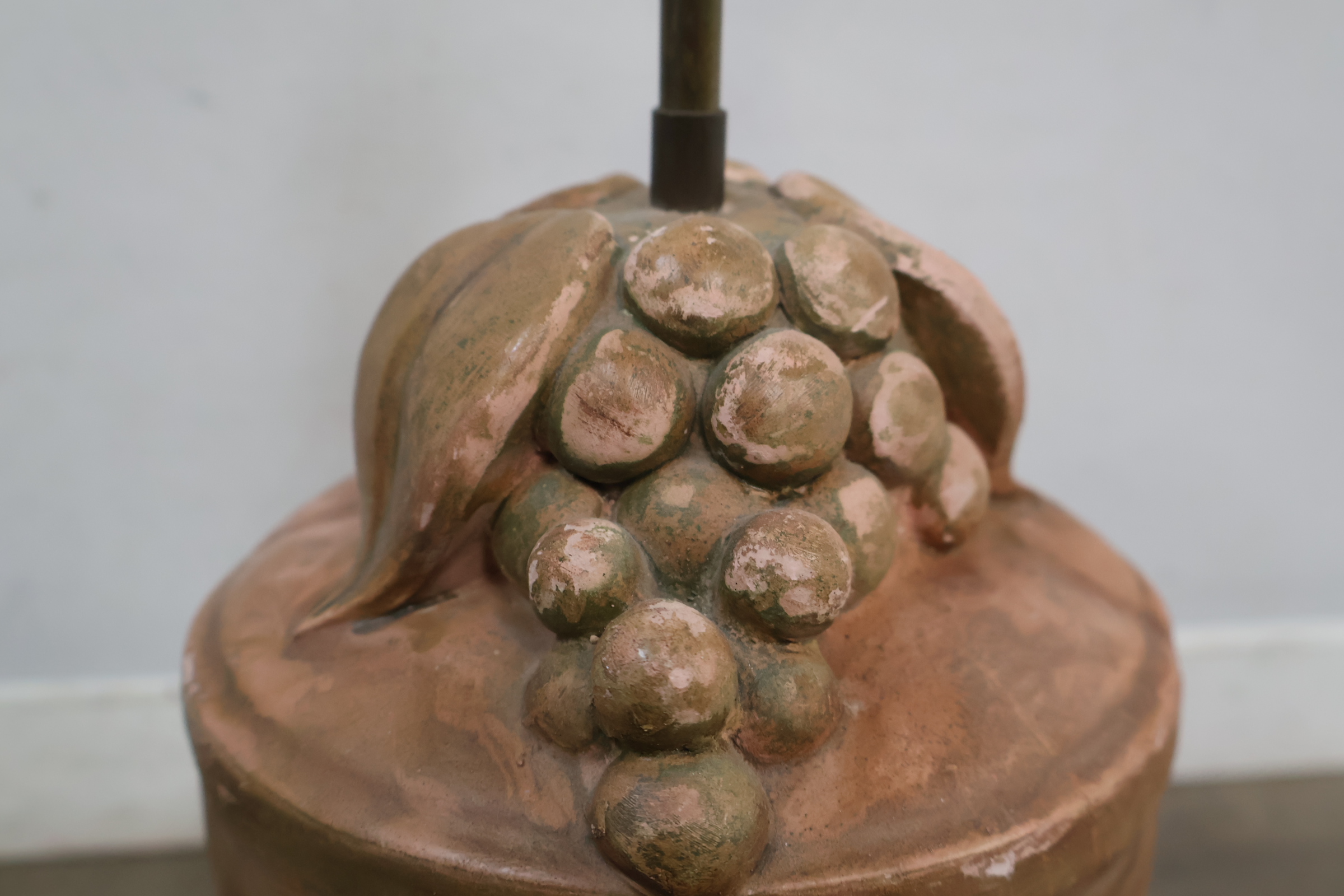 Terracotta tafellamp met druiven en gloeilamp – foto 11 – kavel bij GSD Auctions, Zoeterwoude