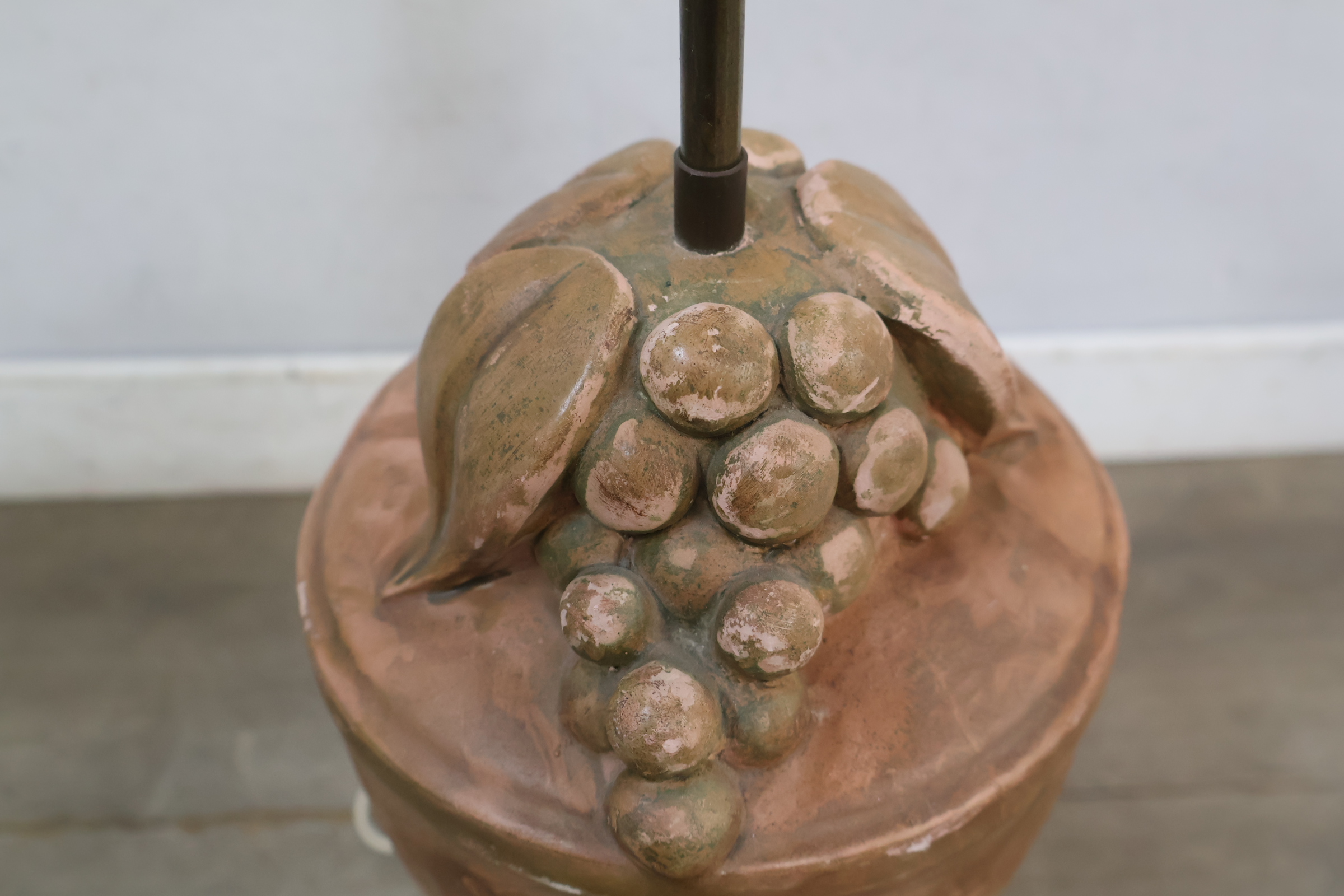 Terracotta tafellamp met druiven en gloeilamp – foto 12 – kavel bij GSD Auctions, Zoeterwoude