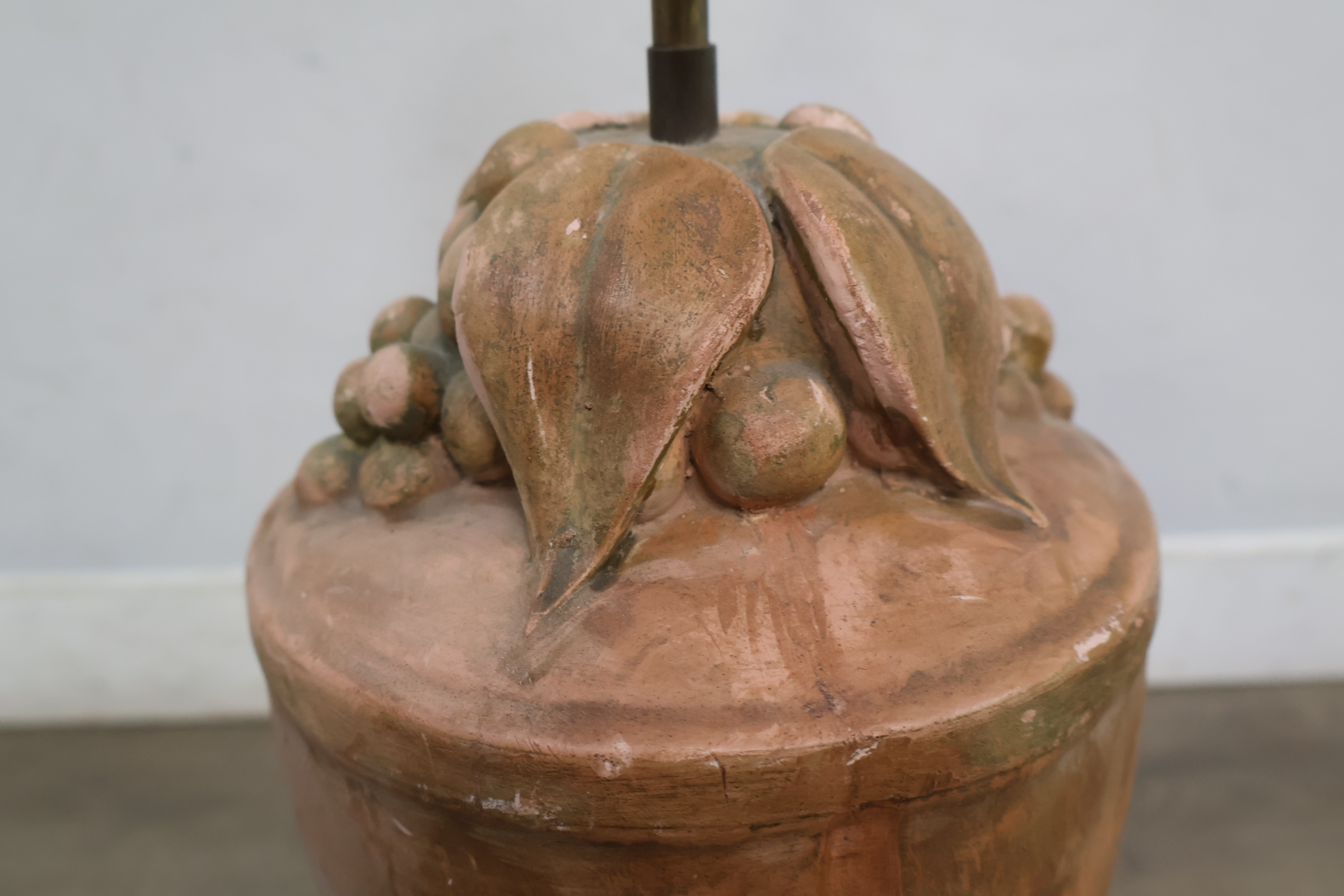 Terracotta tafellamp met druiven en gloeilamp – foto 13 – kavel bij GSD Auctions, Zoeterwoude
