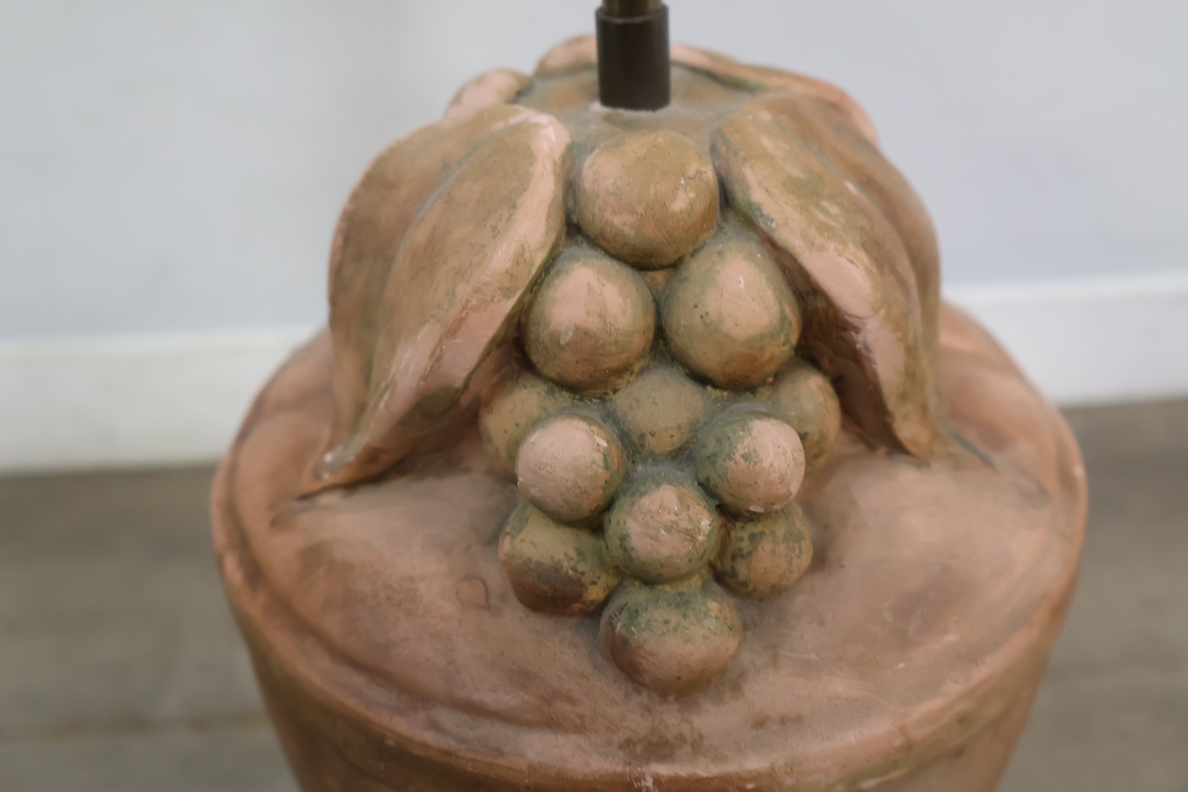 Terracotta tafellamp met druiven en gloeilamp – foto 14 – kavel bij GSD Auctions, Zoeterwoude