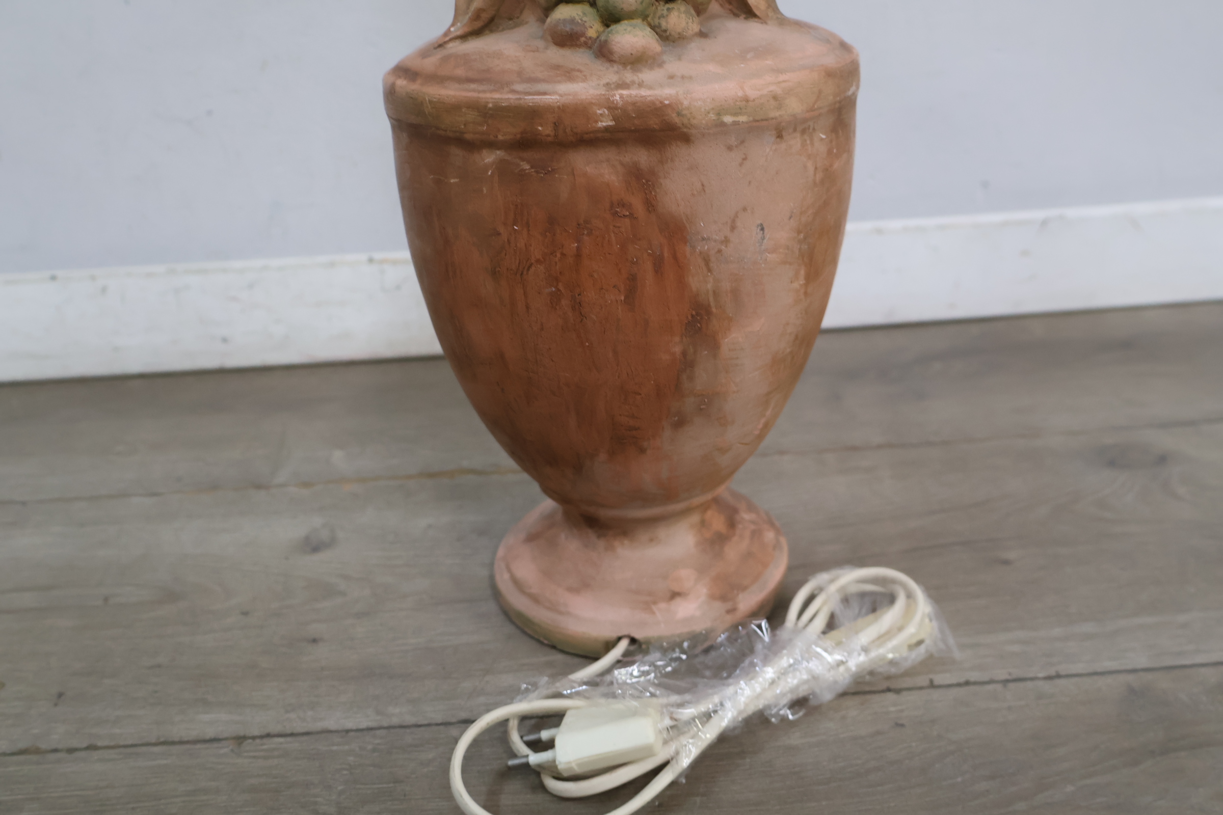 Terracotta tafellamp met druiven en gloeilamp – foto 15 – kavel bij GSD Auctions, Zoeterwoude