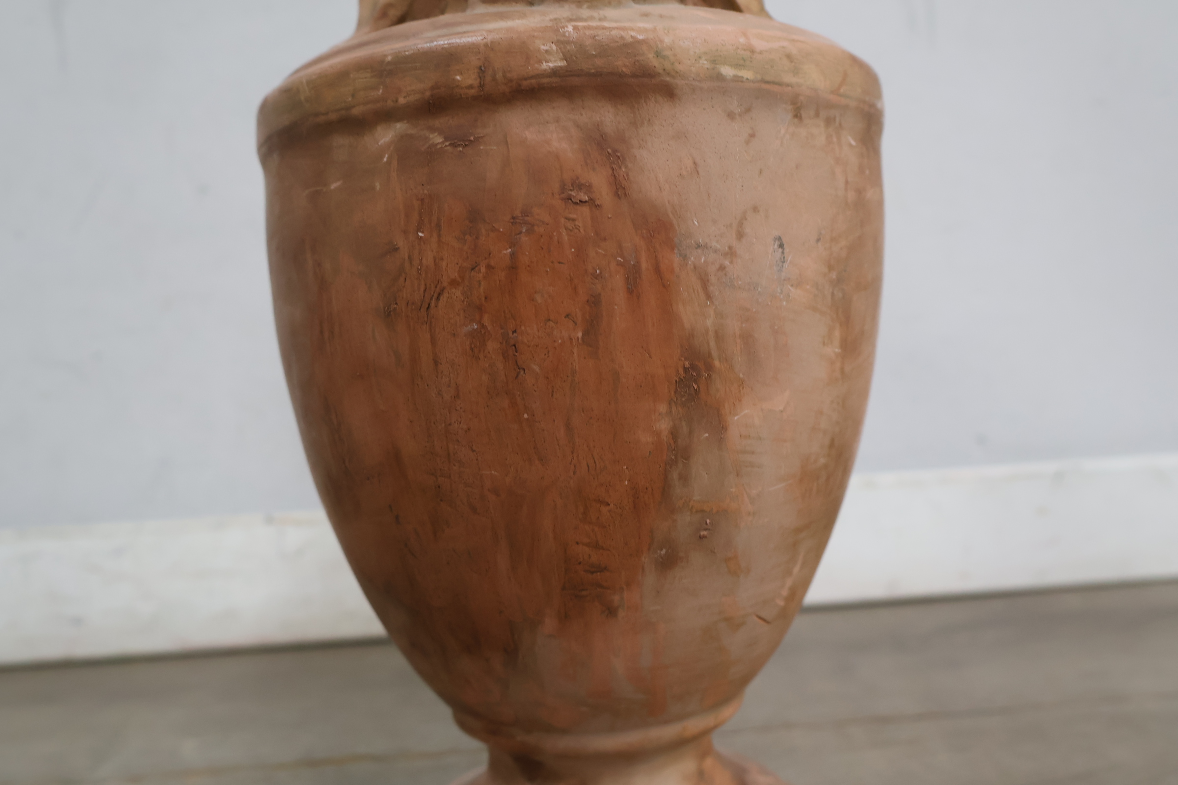 Terracotta tafellamp met druiven en gloeilamp – foto 16 – kavel bij GSD Auctions, Zoeterwoude