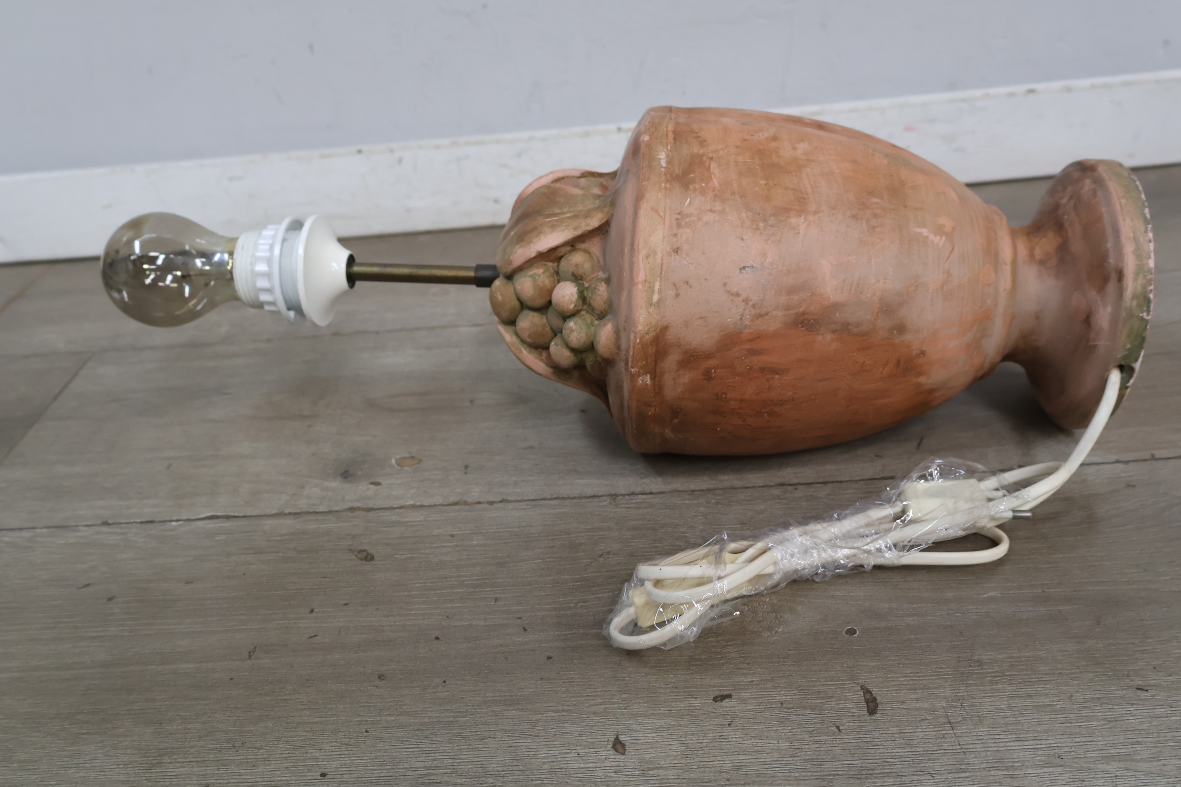 Terracotta tafellamp met druiven en gloeilamp – foto 17 – kavel bij GSD Auctions, Zoeterwoude